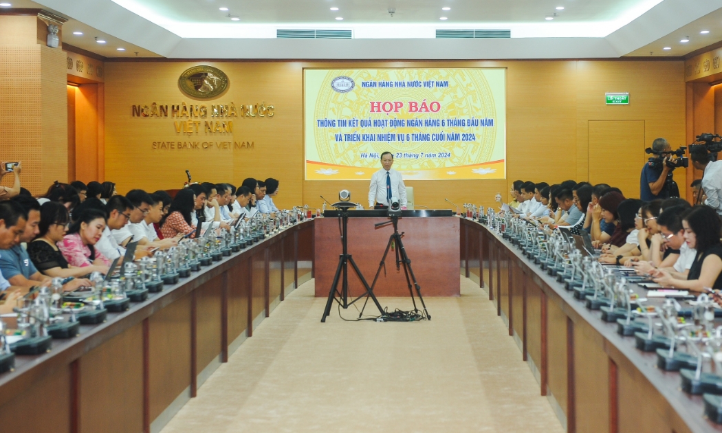 Phó Thống đốc Ngân hàng Nhà nước Đào Minh Tú chia sẻ thông tin với báo chí.