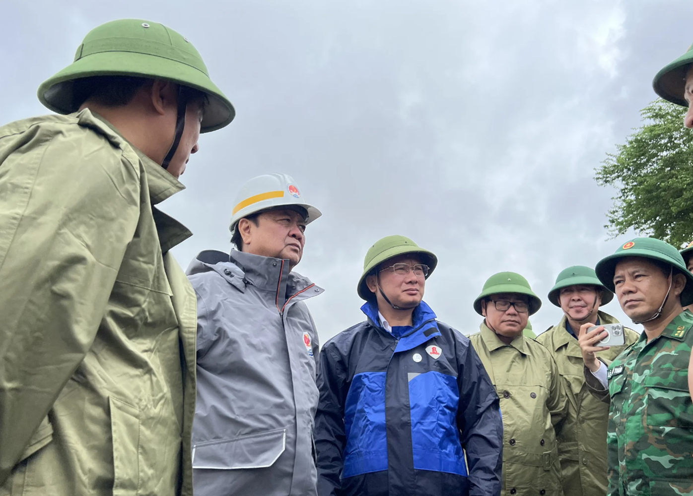 Bộ trưởng Lê Minh Hoan đi kiểm tra chống bão tại Quảng Ninh sáng 23/7/2024.