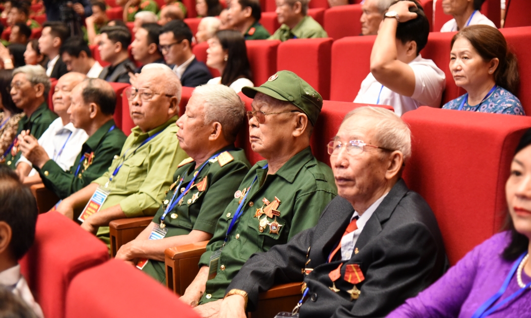 Các đại biểu người có công tham dự hội nghị. Ảnh: Mạnh Dũng.