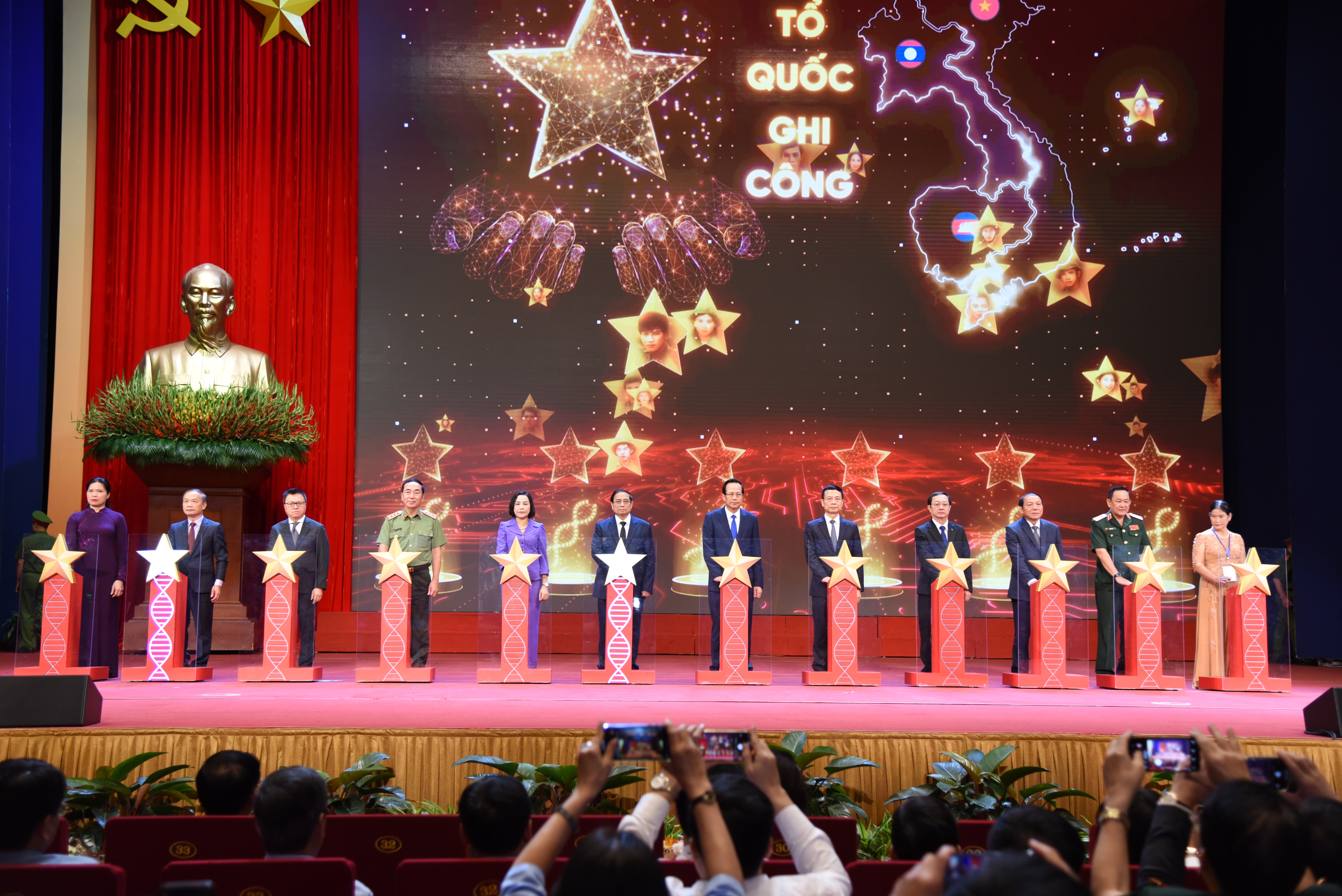 Thủ tướng Chính phủ cùng đại diện các Bộ, ngành bấm nút kích hoạt Ngân hàng Gen. Ảnh: Mạnh Dũng.
