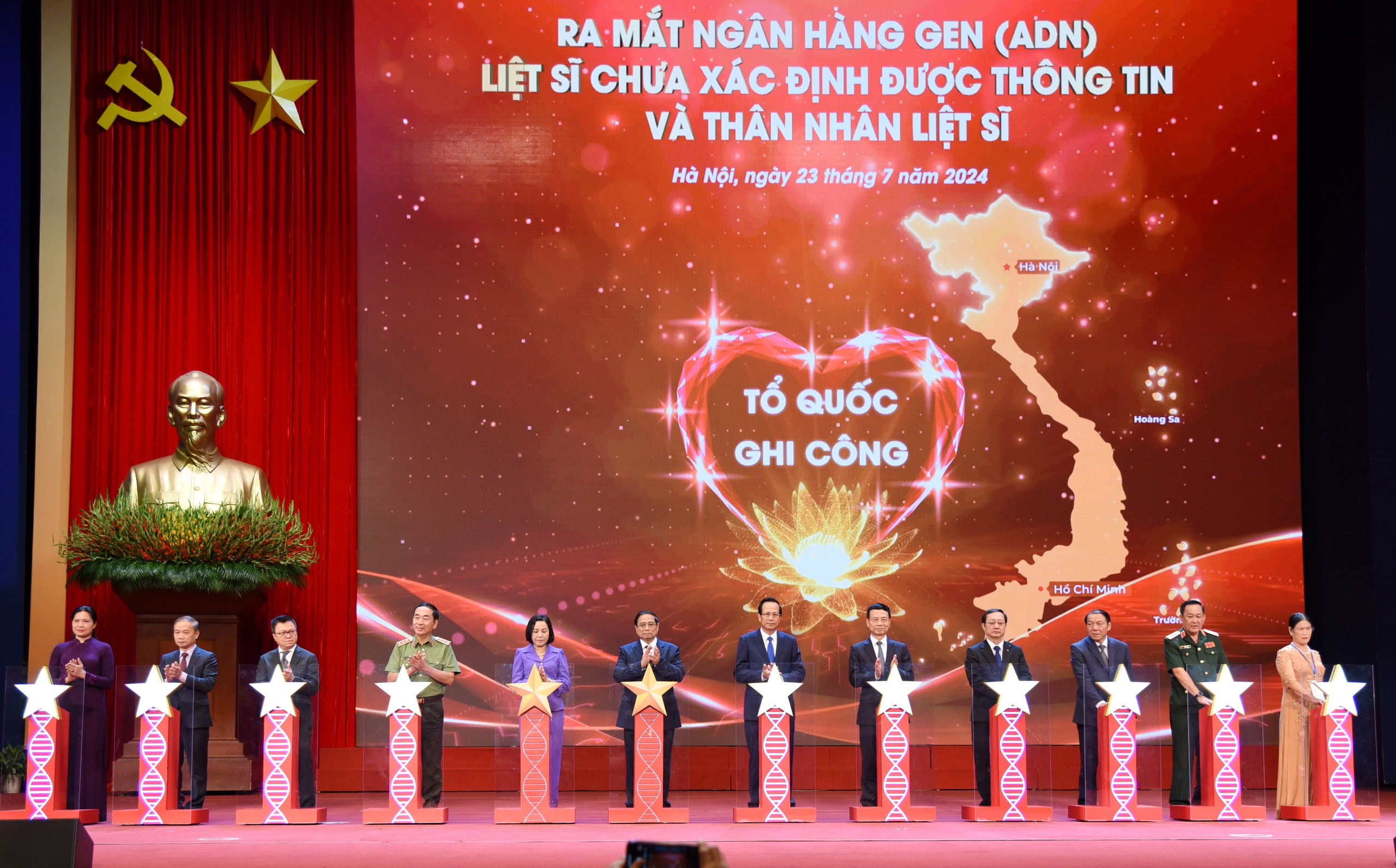 Thủ tướng và các đại biểu, đại diện người có công thực hiện nghi thức ra mắt Ngân hàng Gen (ADN). Ảnh: Mạnh Dũng.