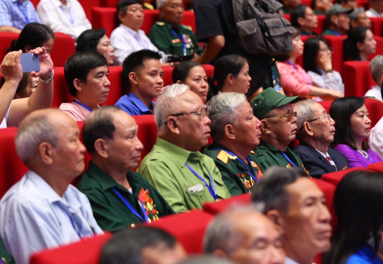Đại biểu người có công tham dự hội nghị.