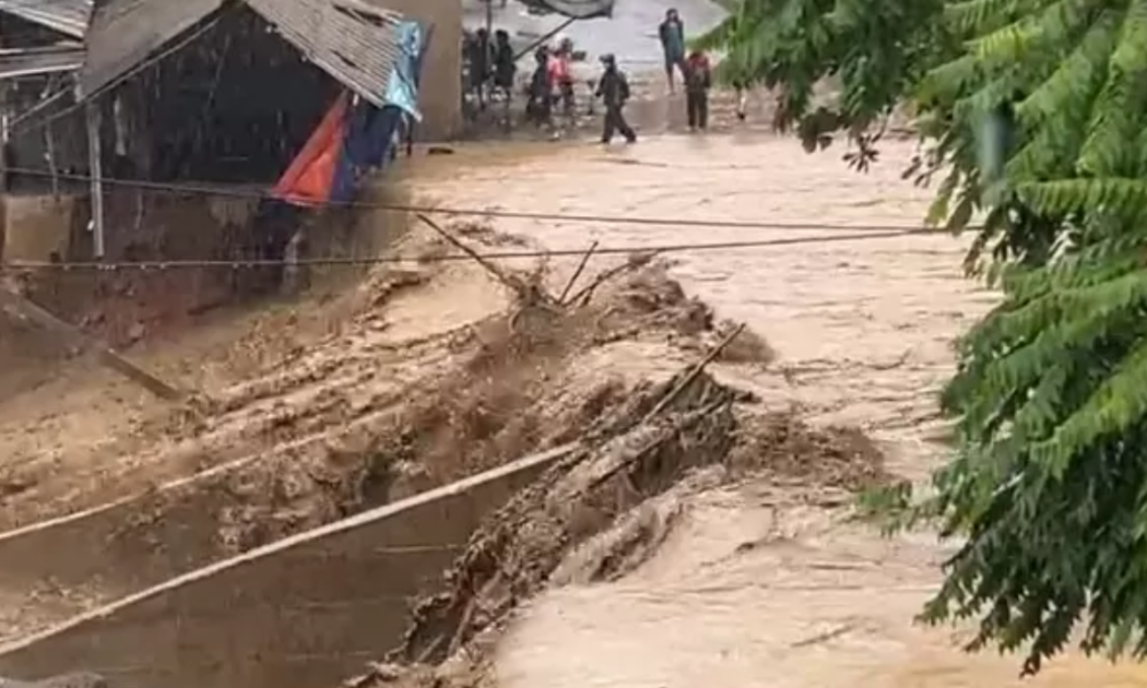  Lũ quét bất ngờ khiến 2 nhà tạm của dân xã Thành Sơn, huyện Quan Hóa bị cuốn trôi
