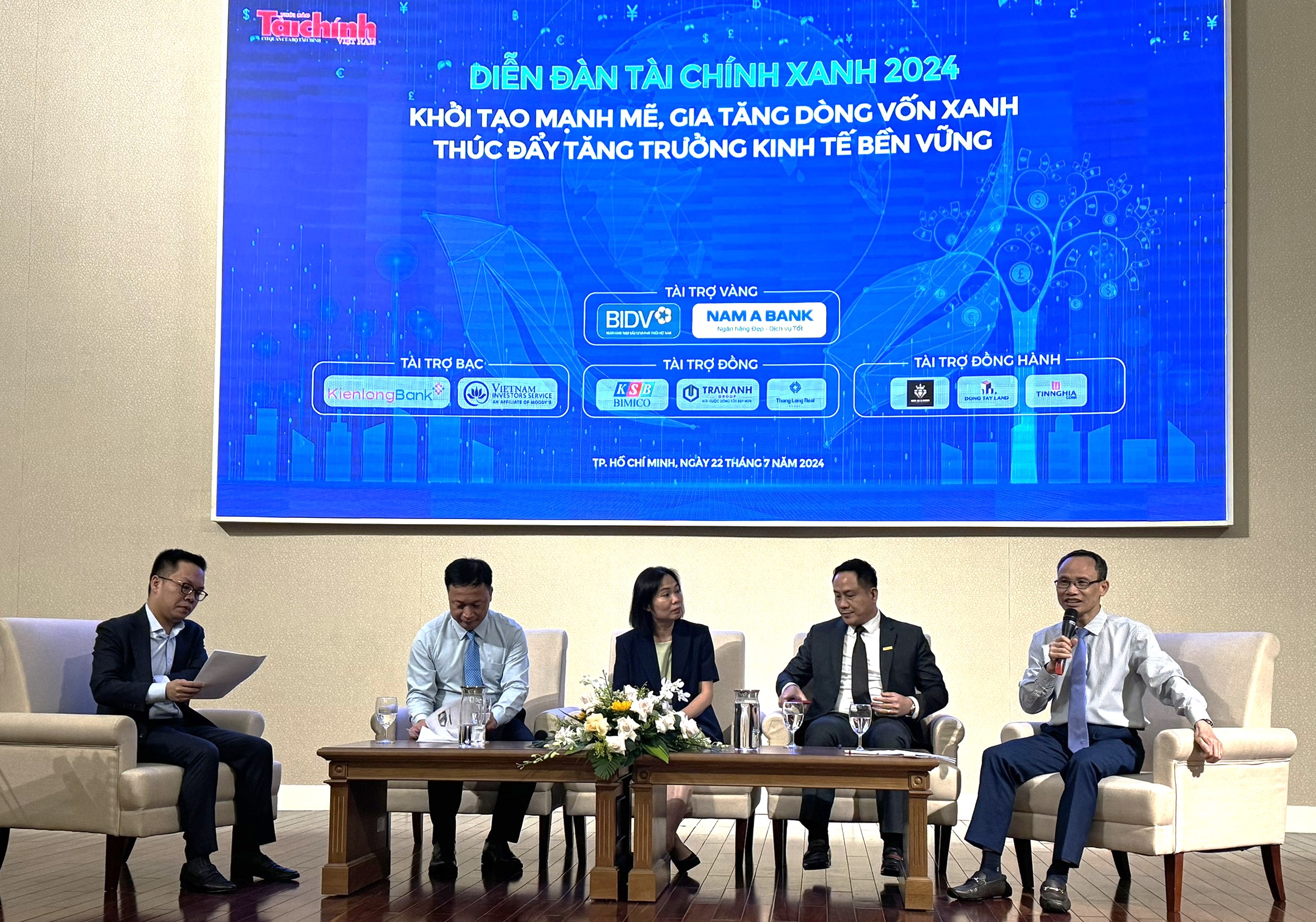 C&ugrave;ng b&agrave;n c&aacute;c giải ph&aacute;p th&uacute;c đẩy thị trường vốn xanh.