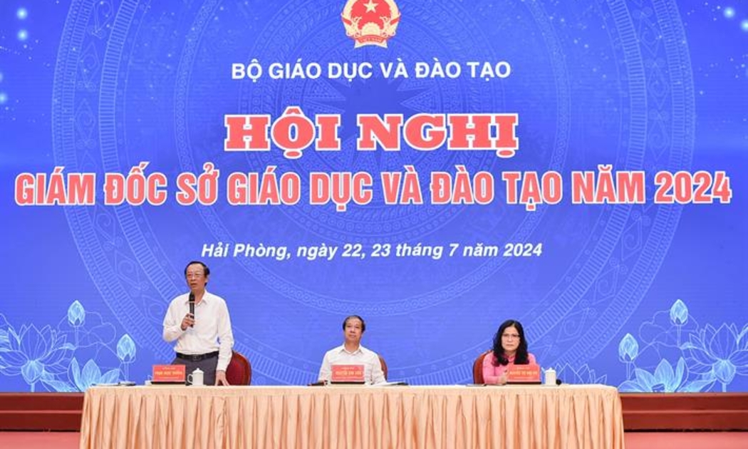Bộ trưởng Nguyễn Kim Sơn, Thứ trưởng Phạm Ngọc Thưởng, Thứ trưởng Nguyễn Thị Kim Chi chủ trì phần thảo luận tại hội nghị. Ảnh: MOET.