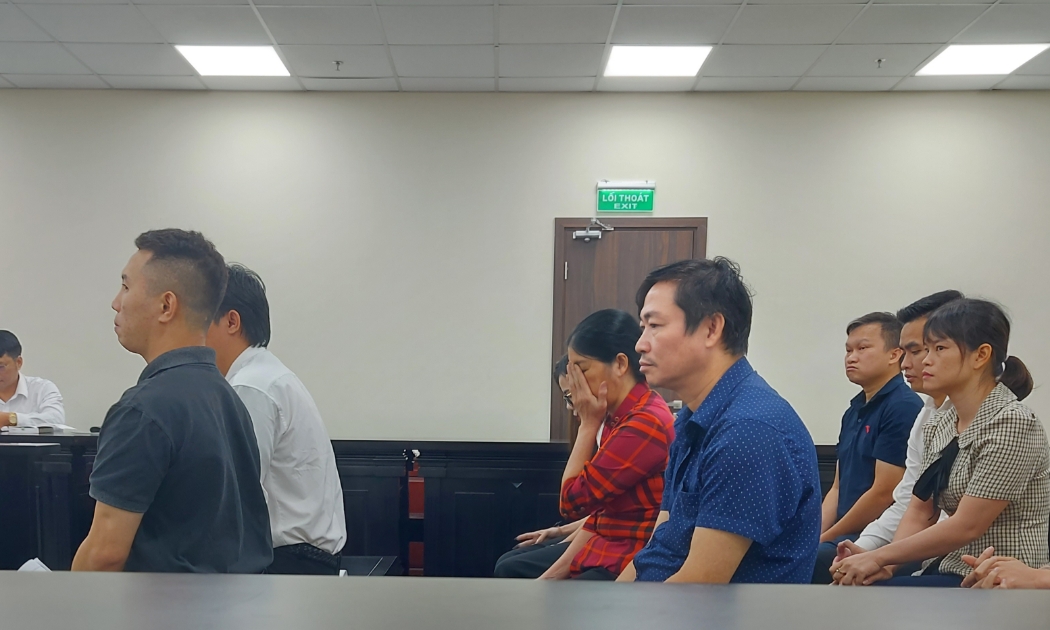 Các bị cáo tại tòa sáng 24/7.