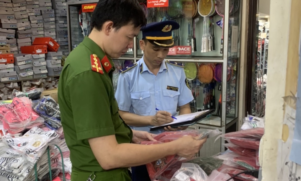 Lực lượng chức năng tỉnh Thanh Hóa kiểm tra số hàng hóa có dấu hiệu giả mạo các thương hiệu lớn