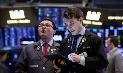 Chứng khoán Mỹ giảm nhẹ, giá dầu trượt dốc xuống đáy 6 tuần