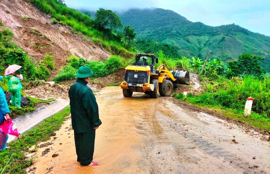 Lực lượng chức năng khắc phục sạt lở trên tuyến Quốc lộ 15C, qua xã Pù Nhi, huyện Mường Lát