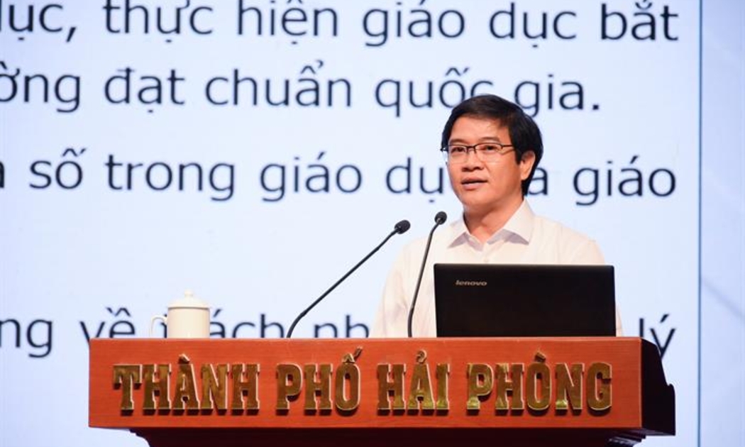 Vụ trưởng Vụ Giáo dục Tiểu học Thái Văn Tài báo cáo tại hội nghị. Ảnh: MOET.