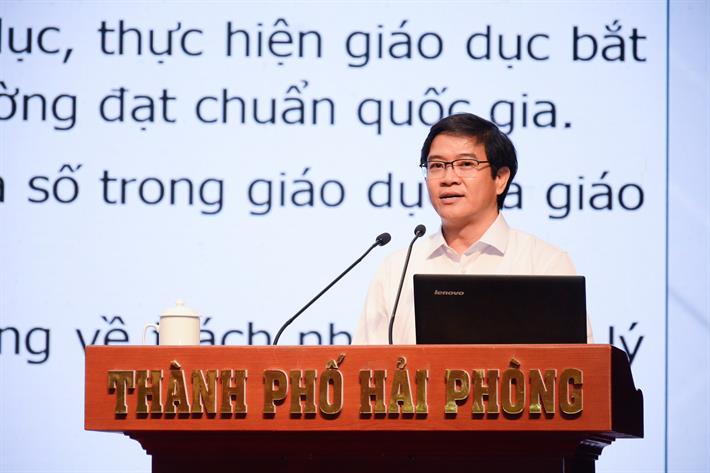 Vụ trưởng Vụ Giáo dục Tiểu học Thái Văn Tài báo cáo tại hội nghị. Ảnh: MOET.