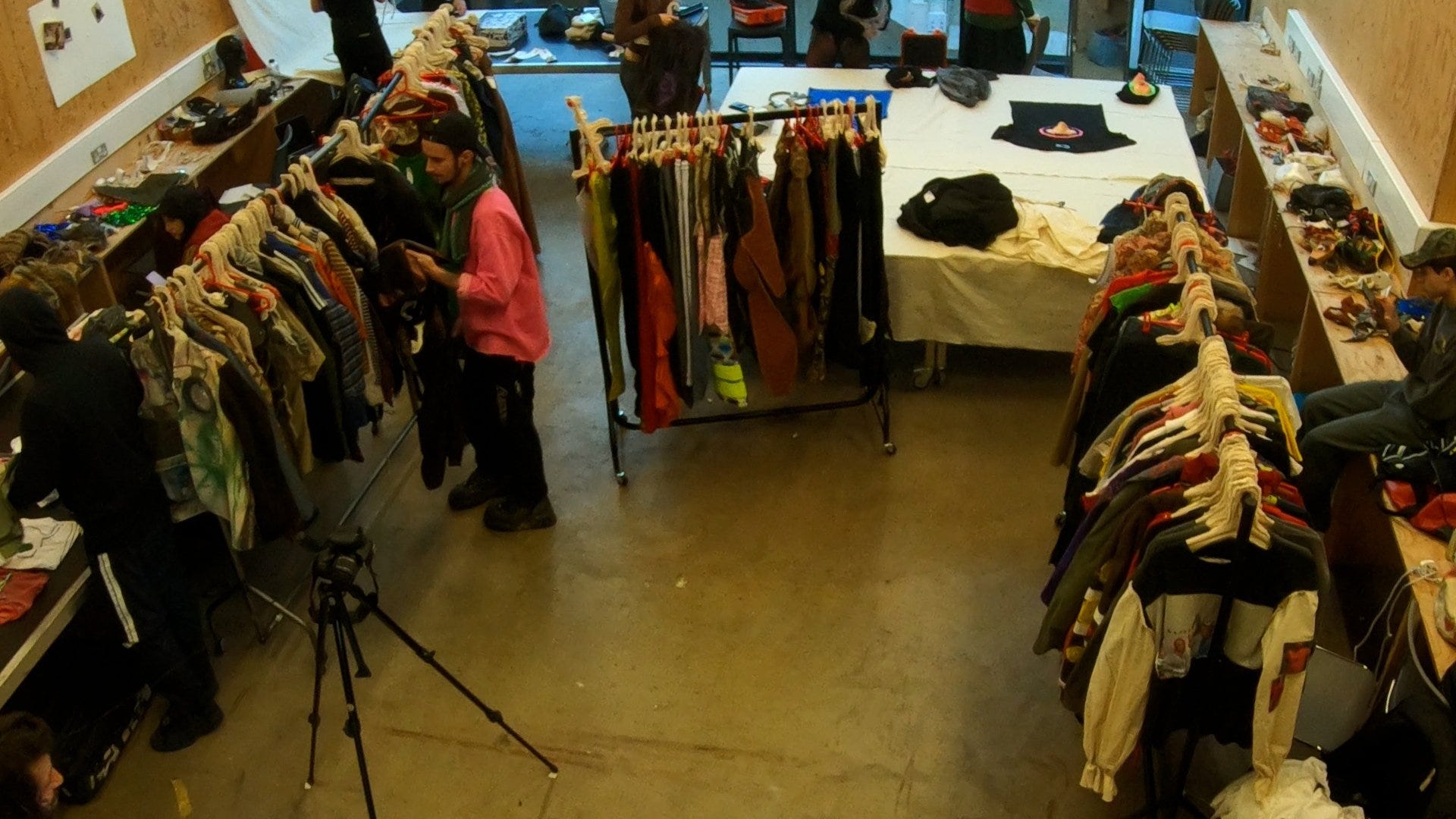 Điều quan trọng l&agrave; kh&ocirc;ng nh&agrave; thiết kế n&agrave;o phải trả ph&iacute; hoa hồng để tham gia, chỉ một khoản ph&iacute; cố định nhỏ để thu&ecirc; chỗ b&aacute;n.