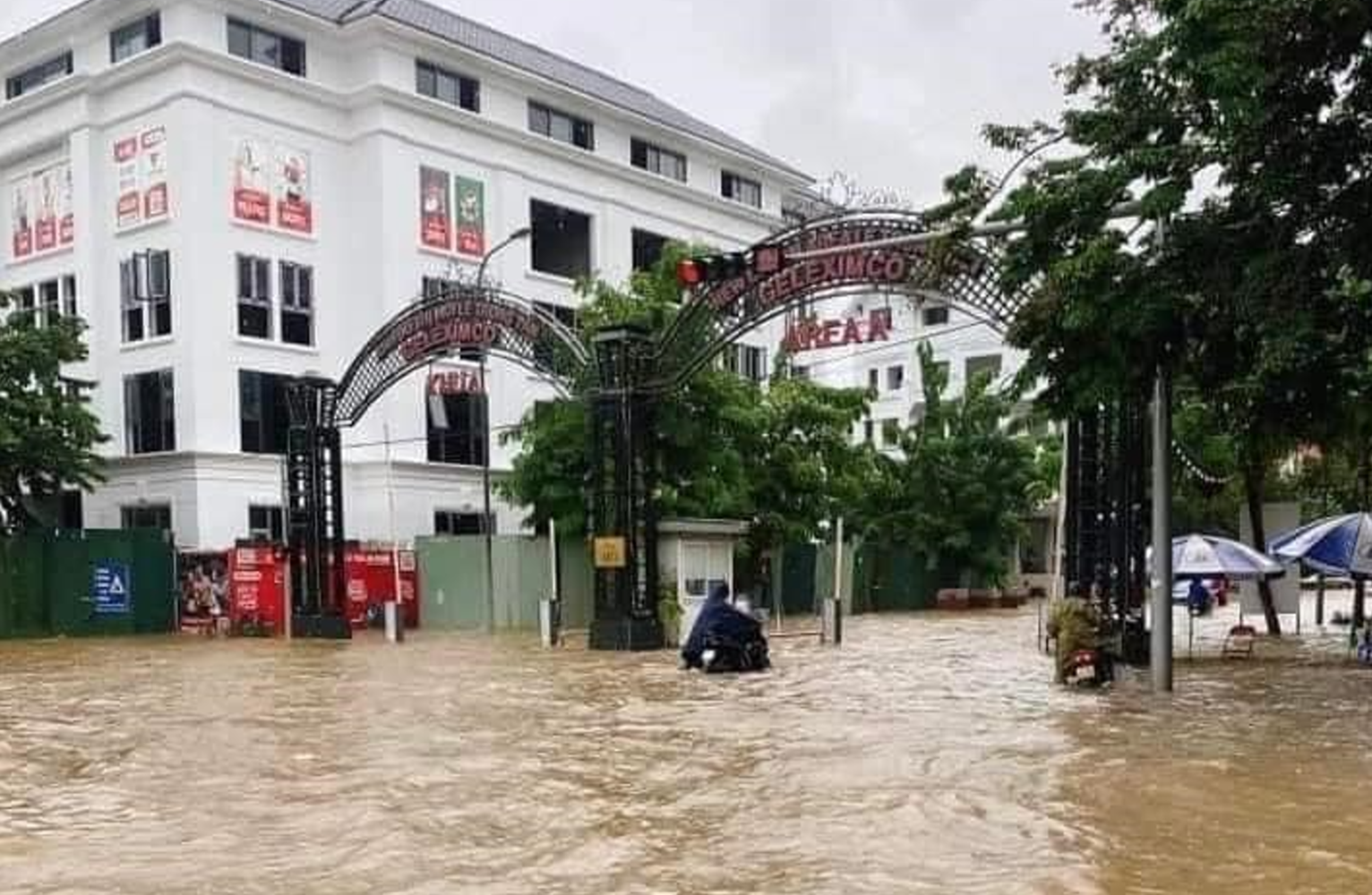 Ngập lụt tại Khu đô thị Geleximco An Khánh.