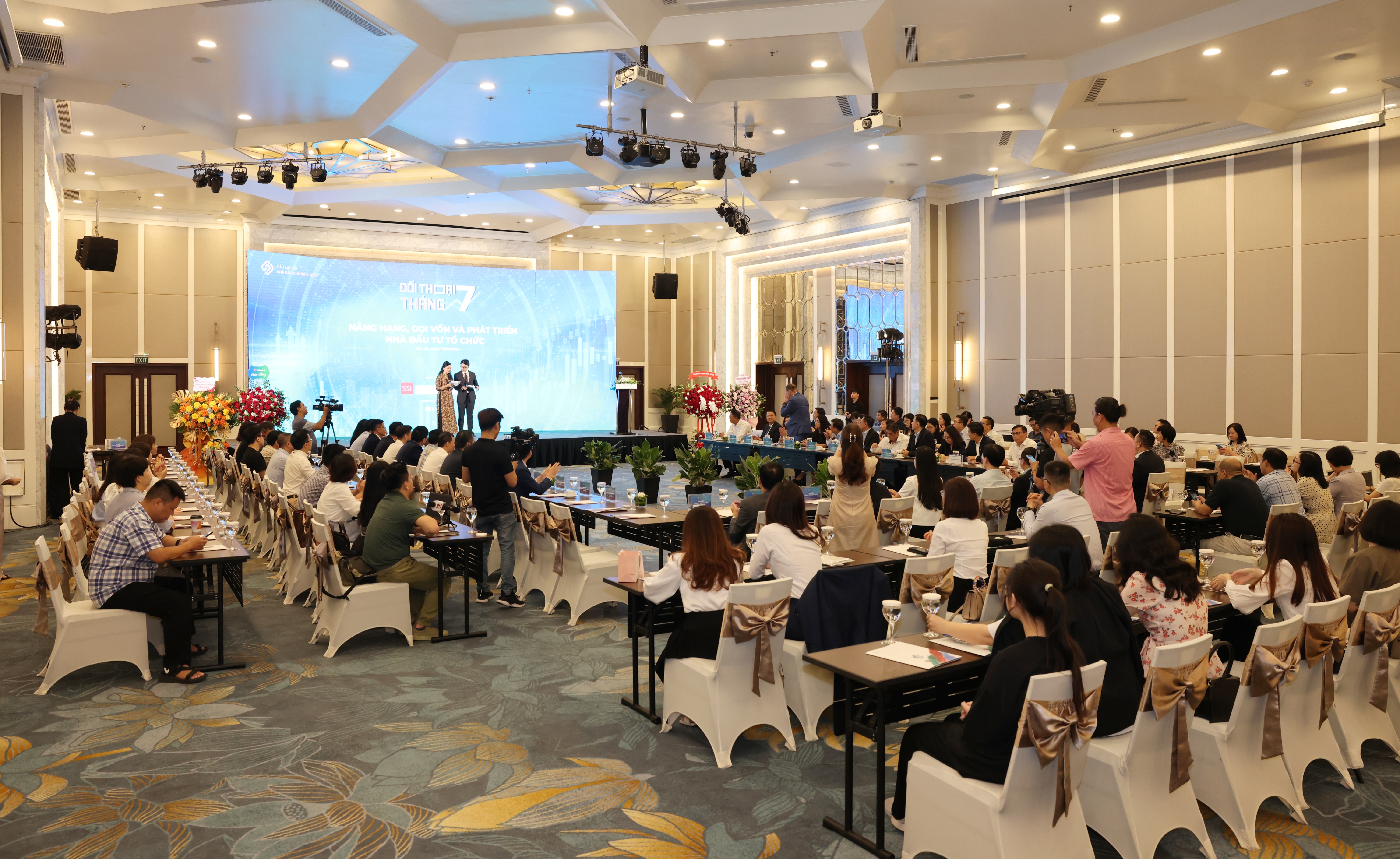 Đối thoại th&aacute;ng 7 về chủ đề: 