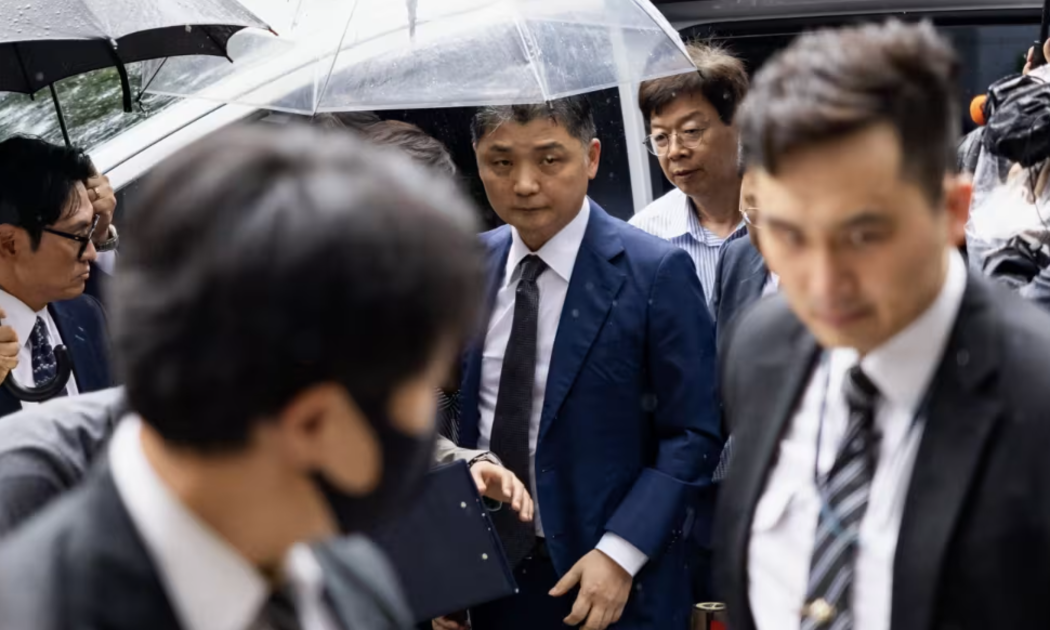 Ông Brian Kim, người sáng lập Kakao, đến Tòa án Quận sau khi có lệnh bắt giữ - Ảnh: Bloomberg