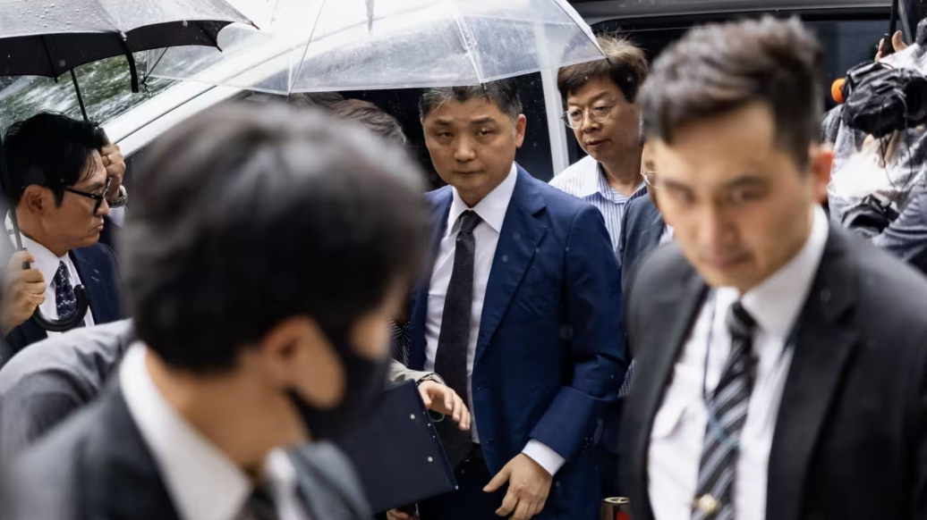 Ông Brian Kim, người sáng lập Kakao, đến Tòa án Quận sau khi có lệnh bắt giữ - Ảnh: Bloomberg