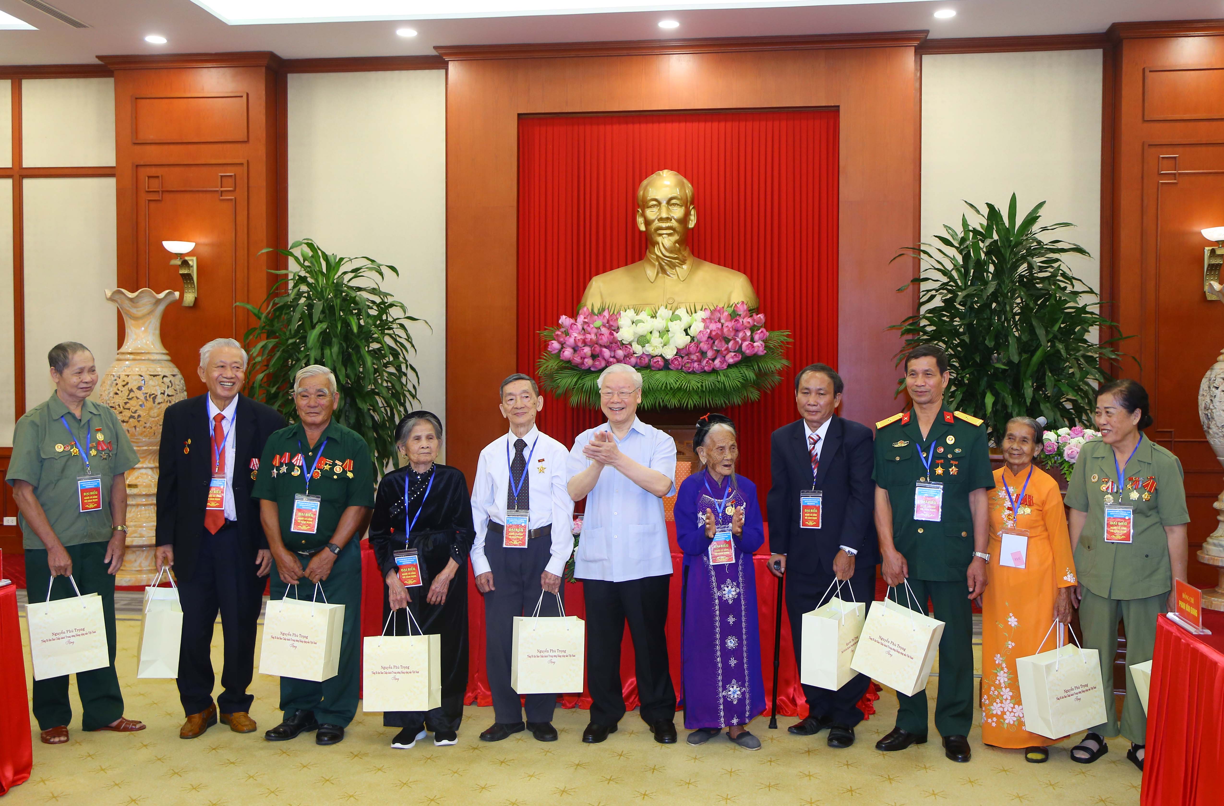 Tổng B&iacute; thư Nguyễn Ph&uacute; Trọng hoan ngh&ecirc;nh, đ&aacute;nh gi&aacute; cao &yacute; ch&iacute; tự lực, tự cường của c&aacute;c thương binh, bệnh binh, c&aacute;c gia đ&igrave;nh, th&acirc;n nh&acirc;n liệt sĩ v&agrave; người c&oacute; c&ocirc;ng đ&atilde; vượt l&ecirc;n thương tật, những mất m&aacute;t, hy sinh, khắc phục kh&oacute; khăn, ho&agrave; m&igrave;nh v&agrave;o cuộc sống. Ảnh: MOLISA.