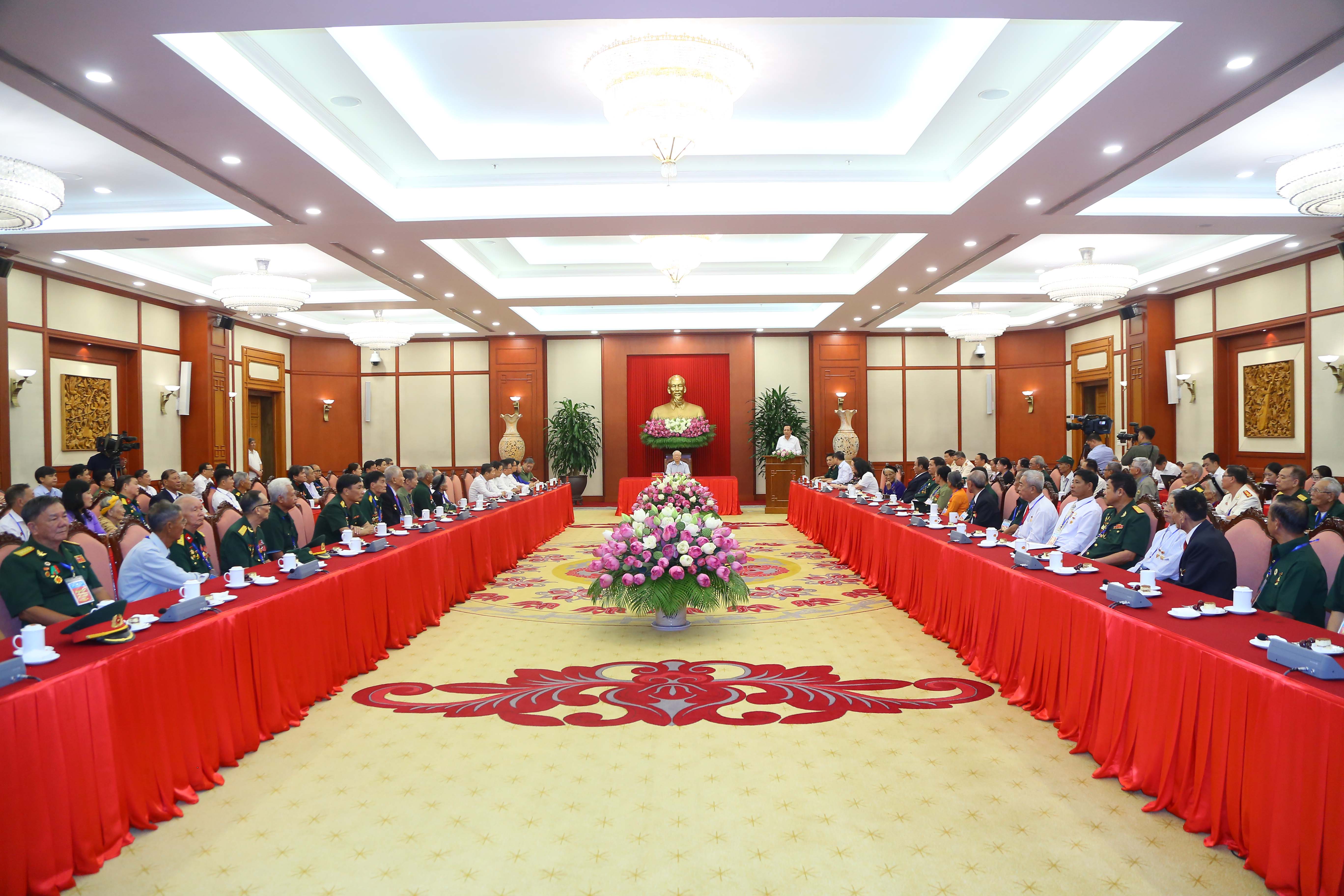 Nhân Kỷ niệm 75 năm Ngày Thương binh - Liệt sĩ, tại trụ sở Trung ương Đảng, Tổng Bí thư Nguyễn Phú Trọng gặp mặt thân mật 75 đại biểu người có công tiêu biểu đại diện cho hàng triệu người có công và thân nhân người có công trên cả nước. Ảnh: MOLISA.