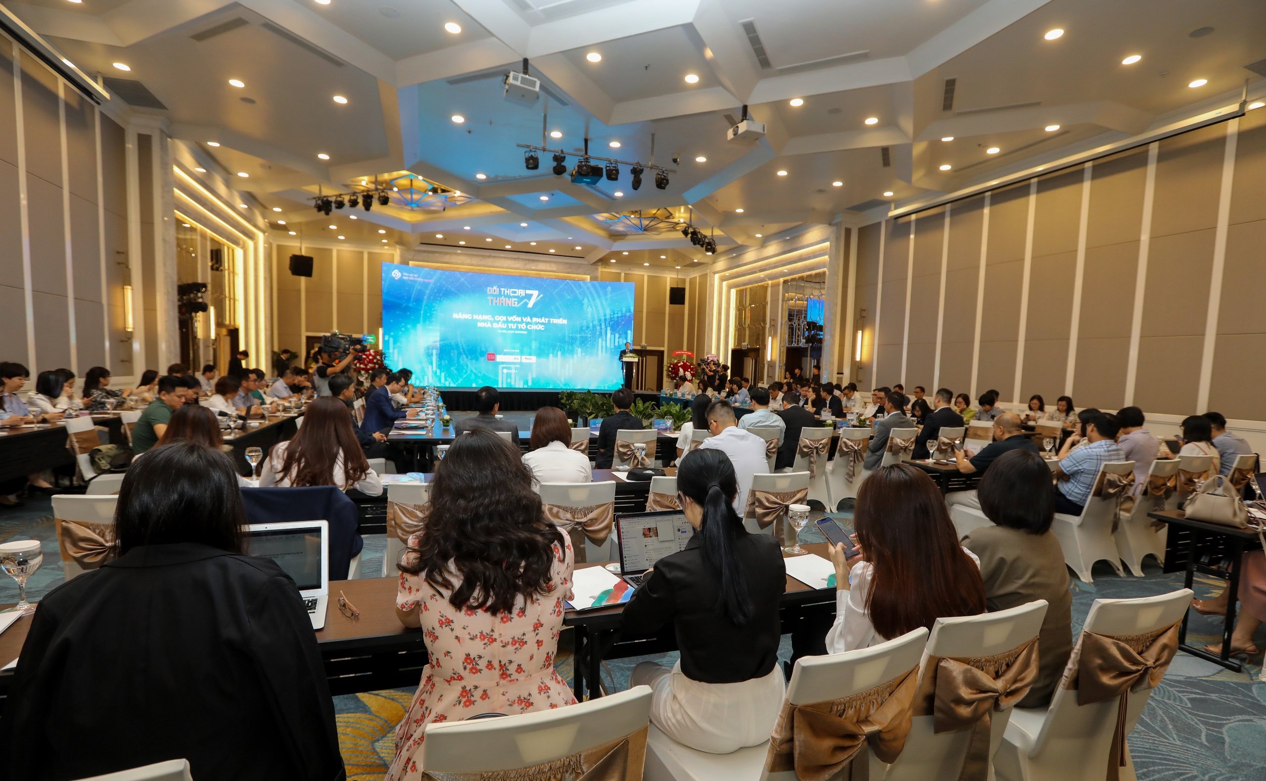 Đối thoại tháng 7 với chủ đề “Nâng hạng, gọi vốn và phát triển nhà đầu tư tổ chức” diễn ra sáng 19/7 nhận được sự quan tâm đặc biệt của thị trường.