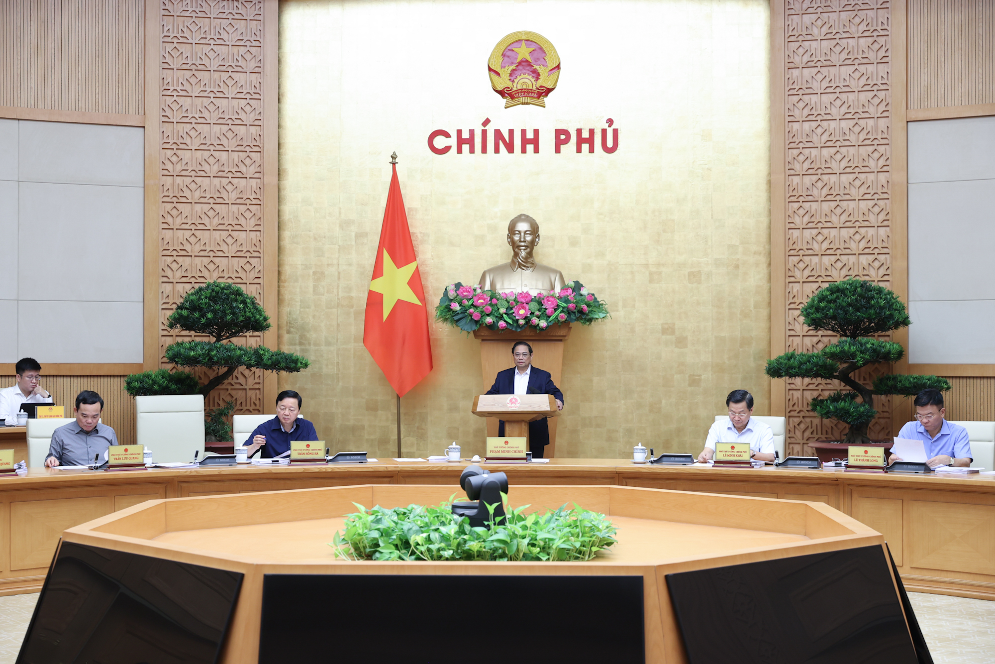Các thành viên Chính phủ cơ bản thống nhất về chủ trương để trình cấp có thẩm quyền xem xét, quyết định theo hướng xây dựng tuyến đường sắt tốc độ cao hiện đại - Ảnh: VGP.