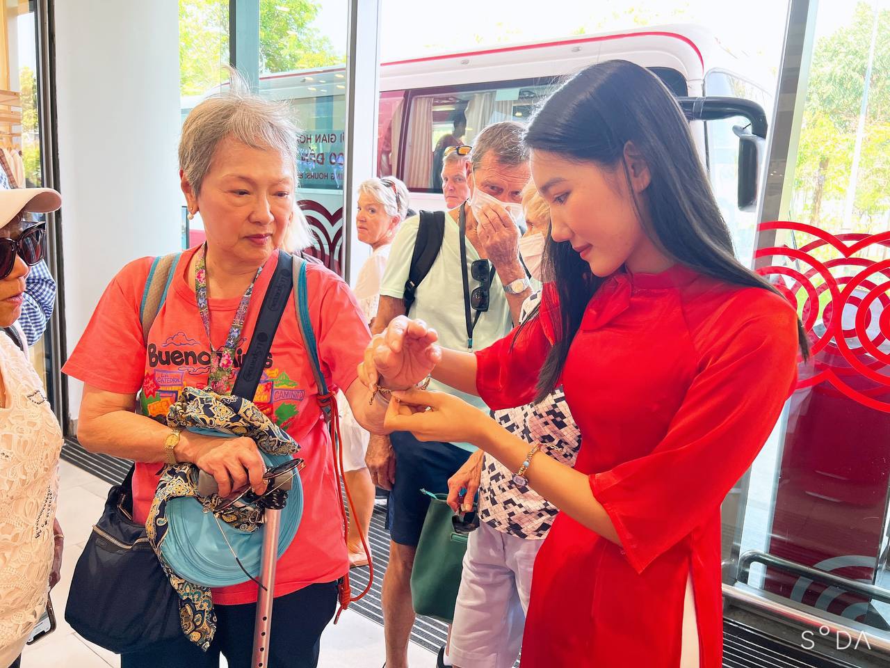Chiếc vòng tay mang mã QR quảng bá tour tuyến chuyên biệt cho khách du lịch tàu biển được trao tặng miễn phí.