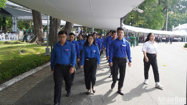 Tuổi trẻ các đơn vị đến viếng Tổng Bí thư Nguyễn Phú Trọng. Ảnh: Báo Nhân dân.
