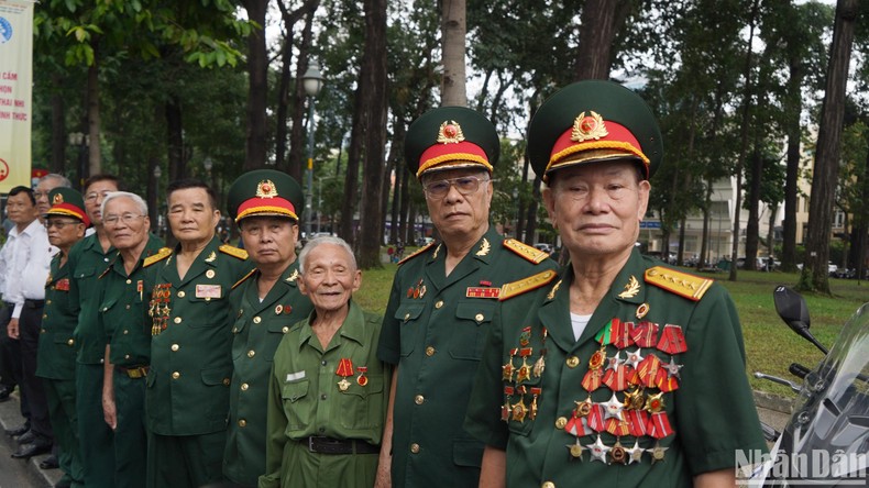 Từ sáng sớm, nhiều cựu chiến binh vào Hội trường Thống Nhất viếng Tổng Bí thư Nguyễn Phú Trọng. Ảnh: Báo Nhân dân.