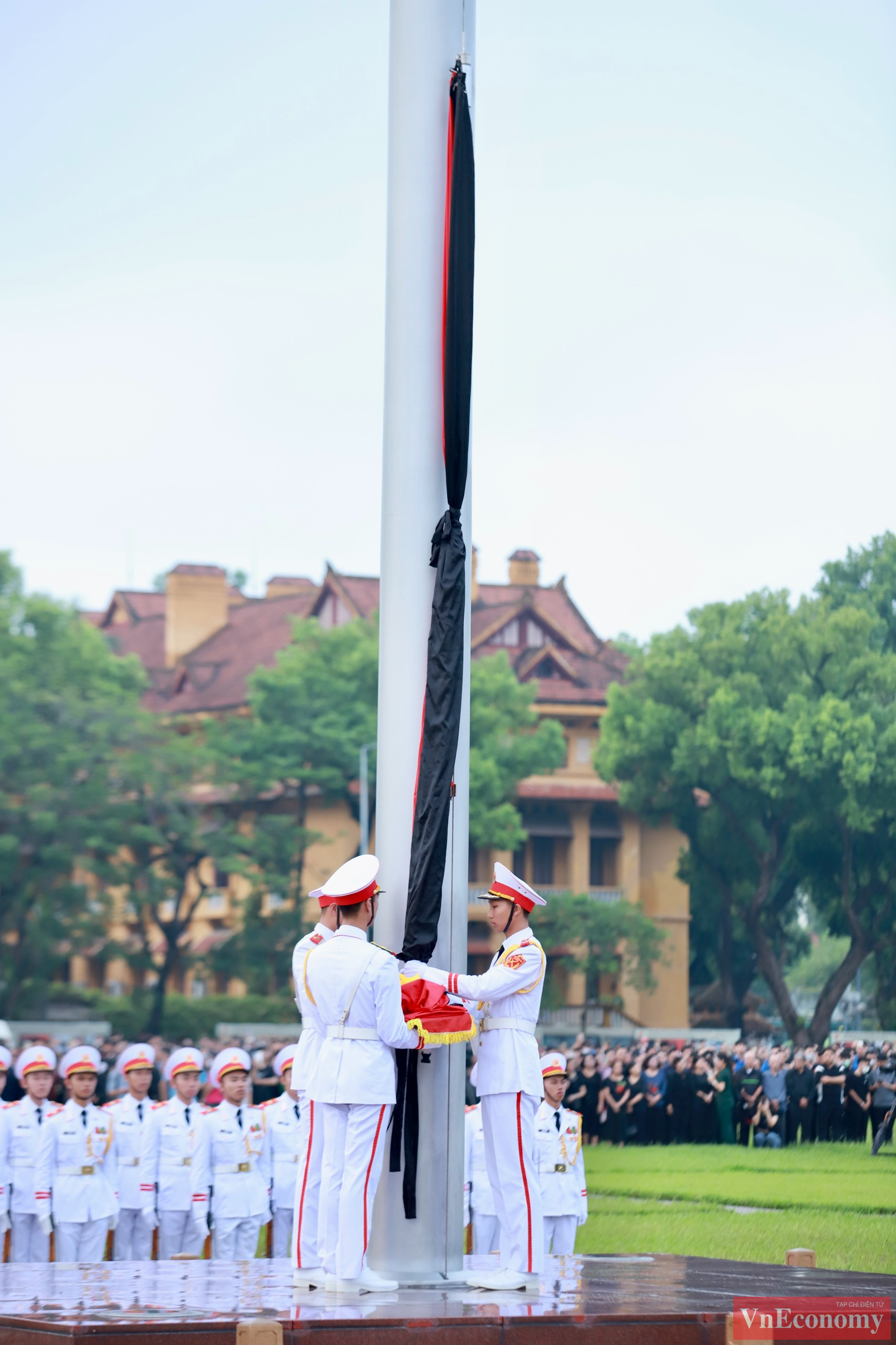 Đúng 6 giờ, lá Quốc kỳ có dải băng tang được kéo lên. 