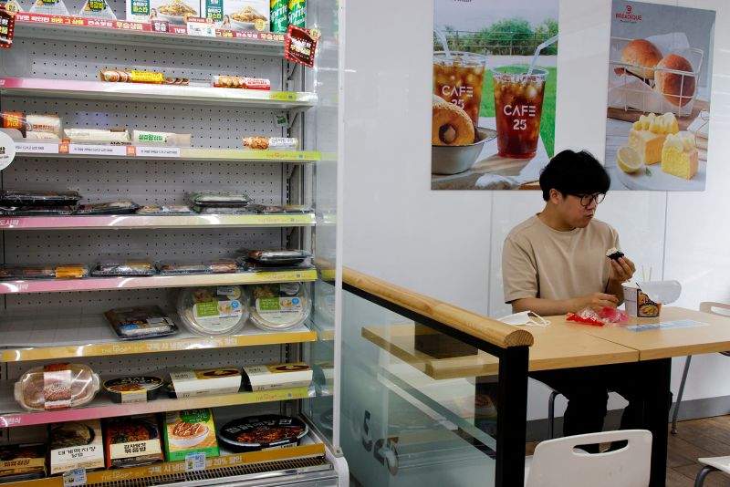 Một nhân viên văn phòng ăn trưa tại một cửa hàng tiện lợi ở Seoul, Hàn Quốc - Ảnh: Reuters
