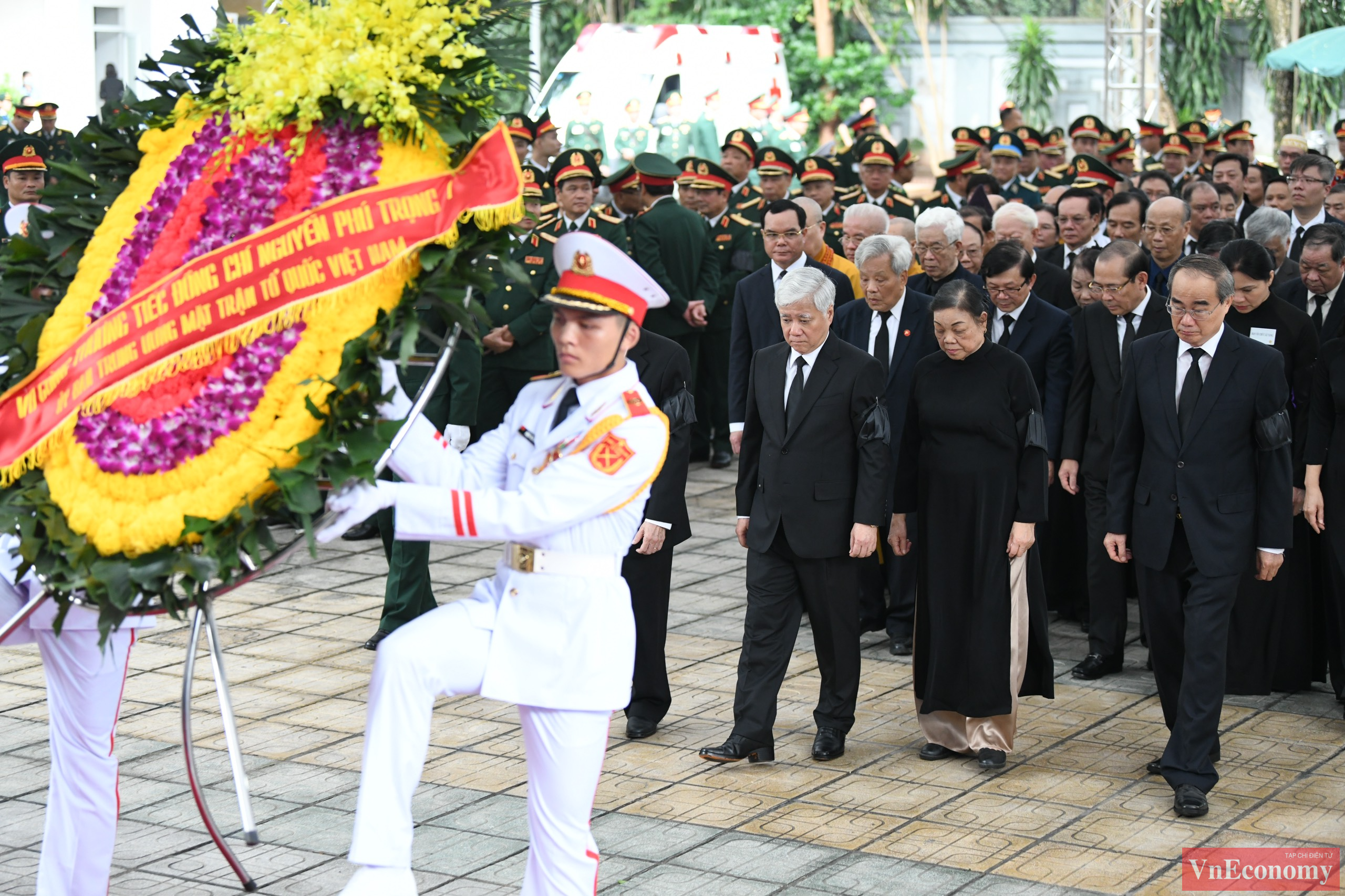 Đoàn Ủy ban Trung ương Mặt trận Tổ quốc Việt Nam do đồng chí Đỗ Văn Chiến - Ủy viên Bộ Chính trị, Chủ tịch Ủy ban Trung ương Mặt trận Tổ quốc Việt Nam làm Trưởng đoàn vào viếng.