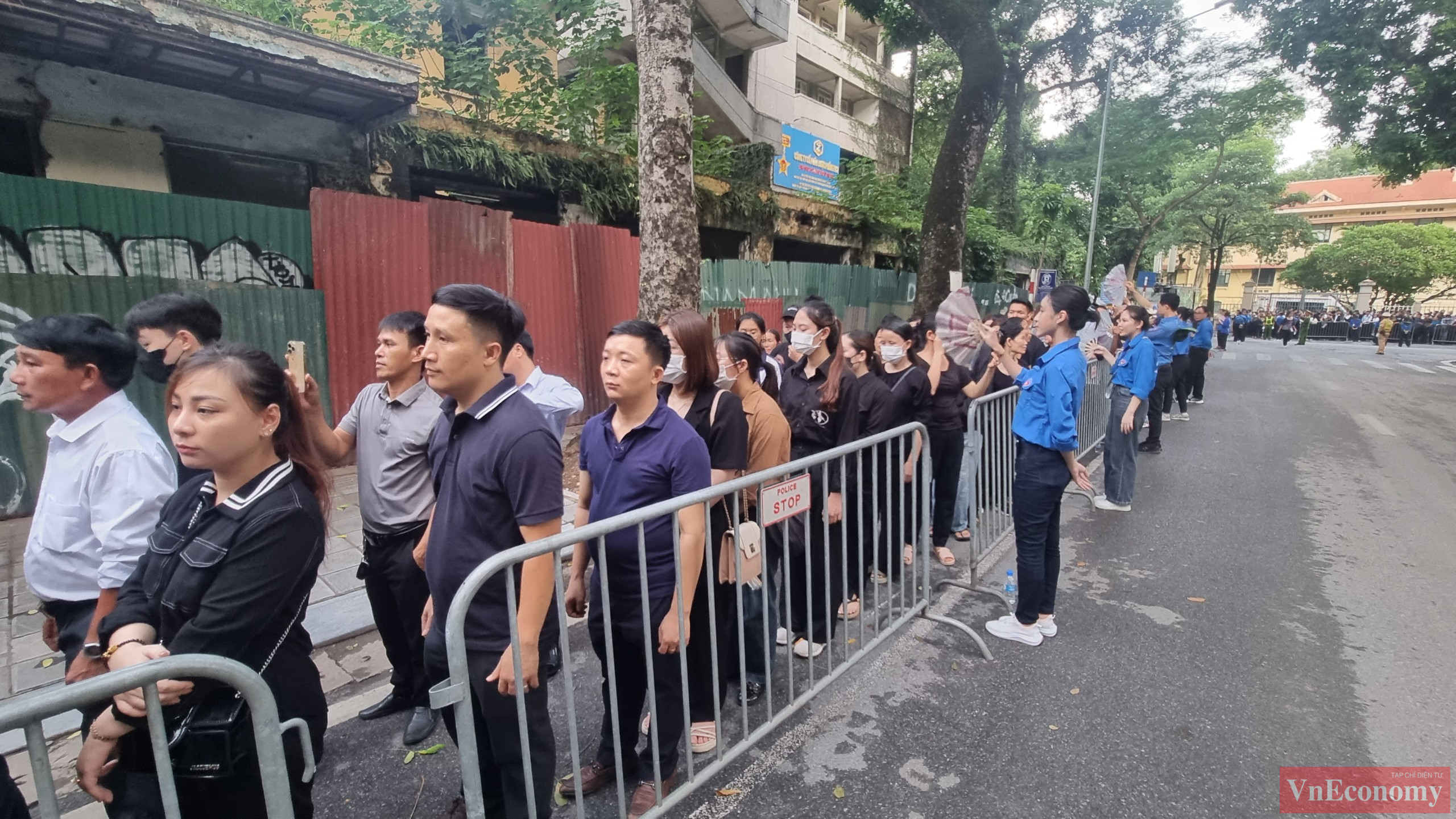 Tại các chốt trực, Thành đoàn Hà Nội bố trí điểm phục vụ nhân dân miễn phí (cung cấp nước uống, đồ ăn nhẹ, quạt giấy, mũ, áo mưa…). Bên cạnh đó, phối hợp với lực lượng chức năng tham gia phân làn, phân luồng giao thông, bảo đảm an ninh trật tự, vệ sinh môi trường.