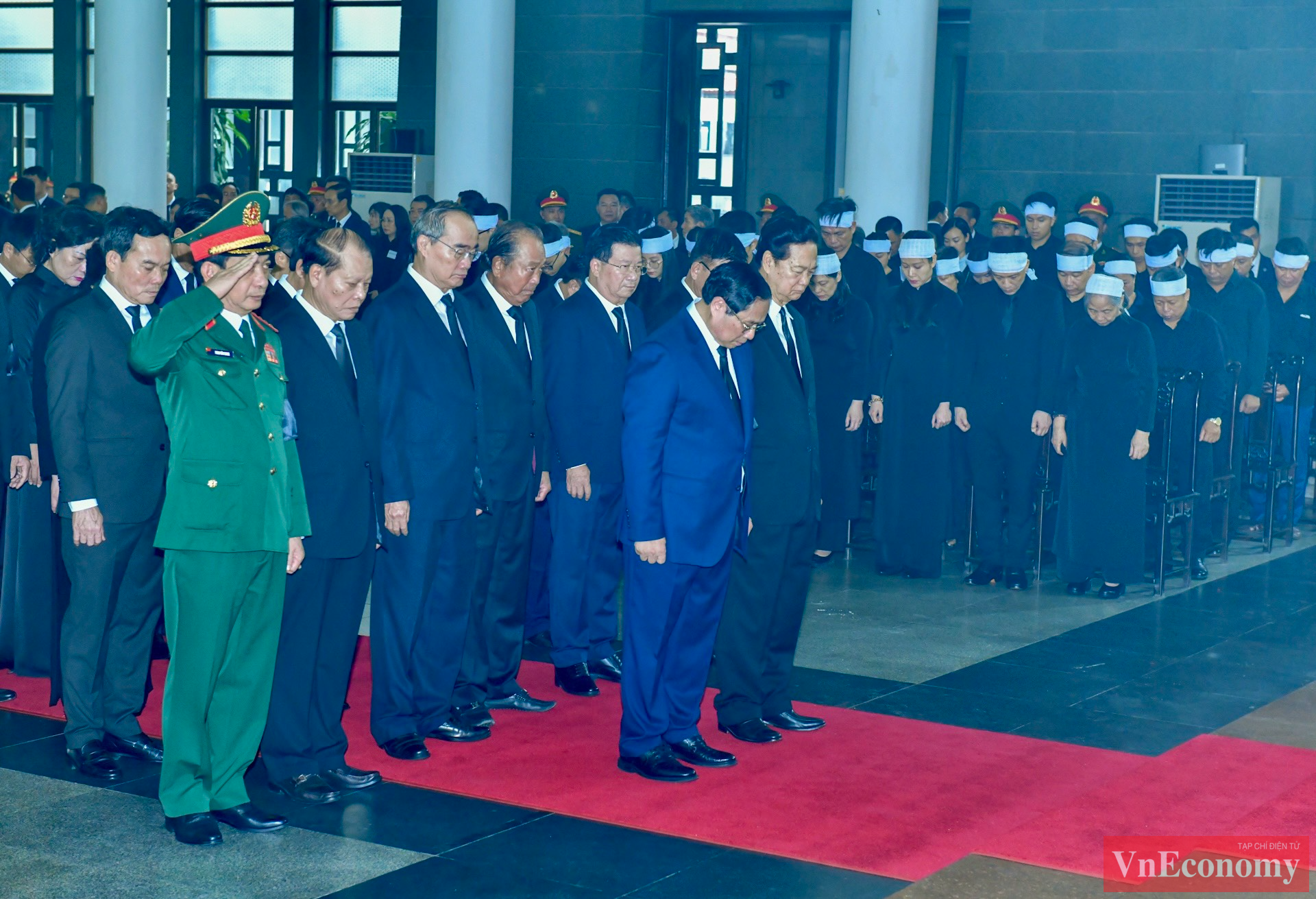 Tiếp theo là Đoàn Chính phủ do Thủ tướng Phạm Minh Chính làm Trưởng đoàn vào viếng Tổng Bí thư Nguyễn Phú Trọng.