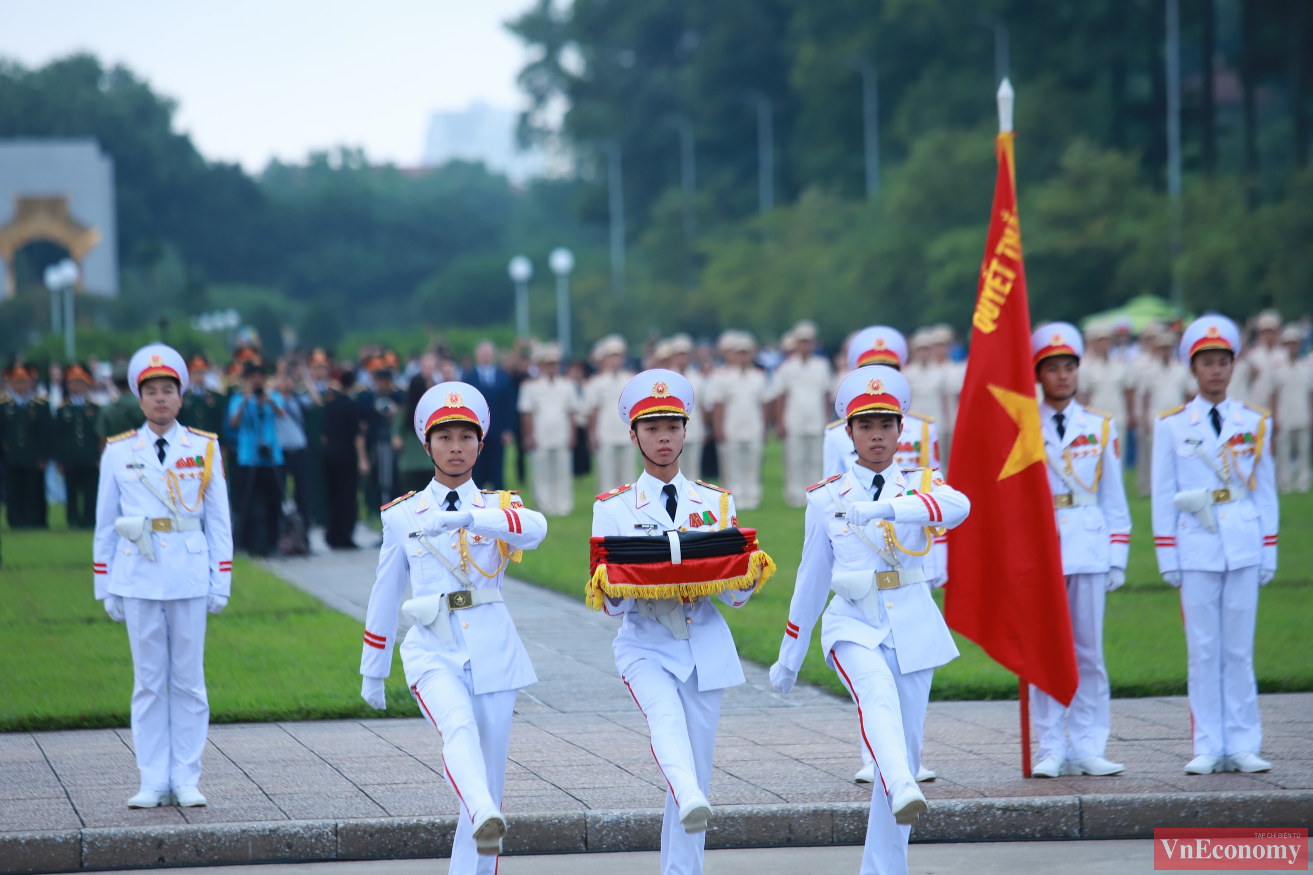 Lúc 5h50 ngày 25/7, đội tiêu binh Bộ Tư lệnh bảo vệ lăng Chủ tịch Hồ Chí Minh mang theo Quốc kỳ gắn băng tang tiến vào quảng trường Ba Đình.