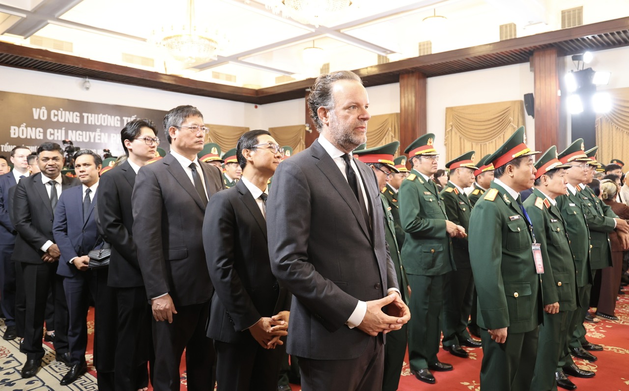 Đại diện c&aacute;c tổng l&atilde;nh sự qu&aacute;n tại TP.HCM đến viếng Tổng B&iacute; thư Nguyễn Ph&uacute; Trọng. Ảnh: VGP.