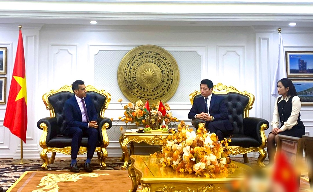 L&atilde;nh đạo VPI v&agrave; VOI trong một buổi l&agrave;m việc tại trụ sở c&ocirc;ng ty Văn Ph&uacute; - Invest.