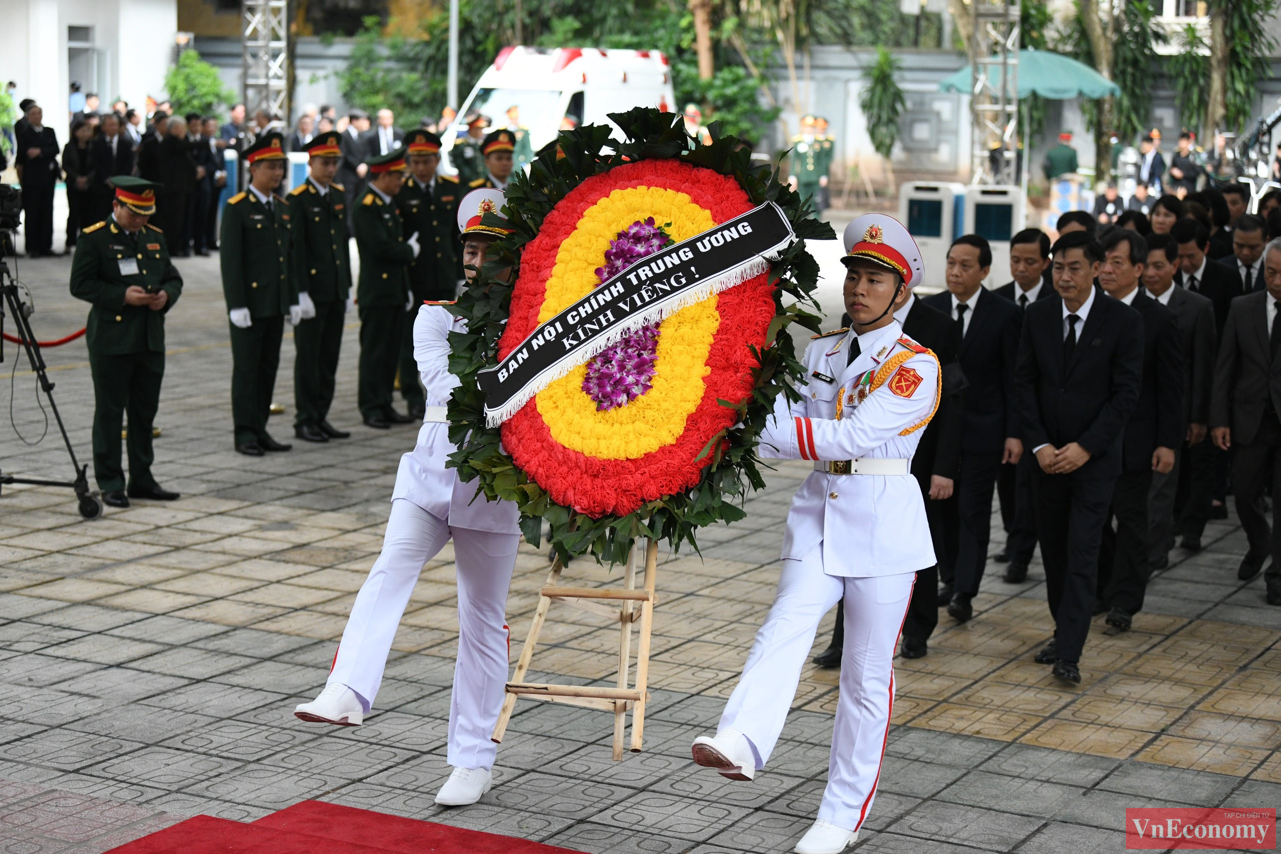 Đoàn Ban Nội chính Trung ương do đồng chí Phan Đình Trạc - Ủy viên Bộ Chính trị, Trưởng Ban Nội chính Trung ương, làm Trưởng đoàn vào kính viếng Tổng Bí thư Nguyễn Phú Trọng.