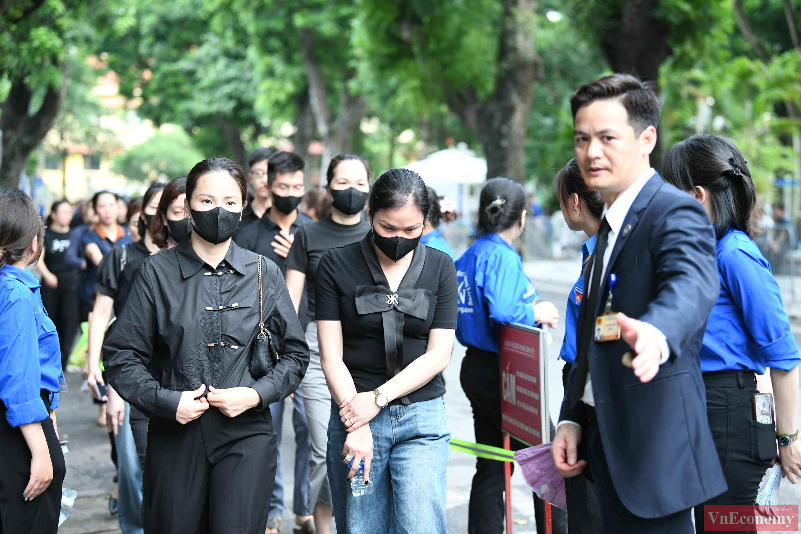 Một số người dân đến từ Phúc Thọ, Bắc Ninh, Hưng Yên... cho biết để được vào “viếng bác Trọng