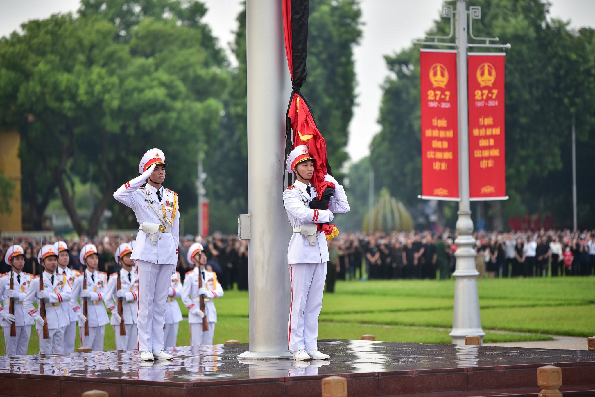 Lễ thượng cờ rủ Quốc tang Tổng Bí thư Nguyễn Phú Trọng diễn ra sáng sớm ngày 25/7 tại Quảng trường Ba Đình, Hà Nội.