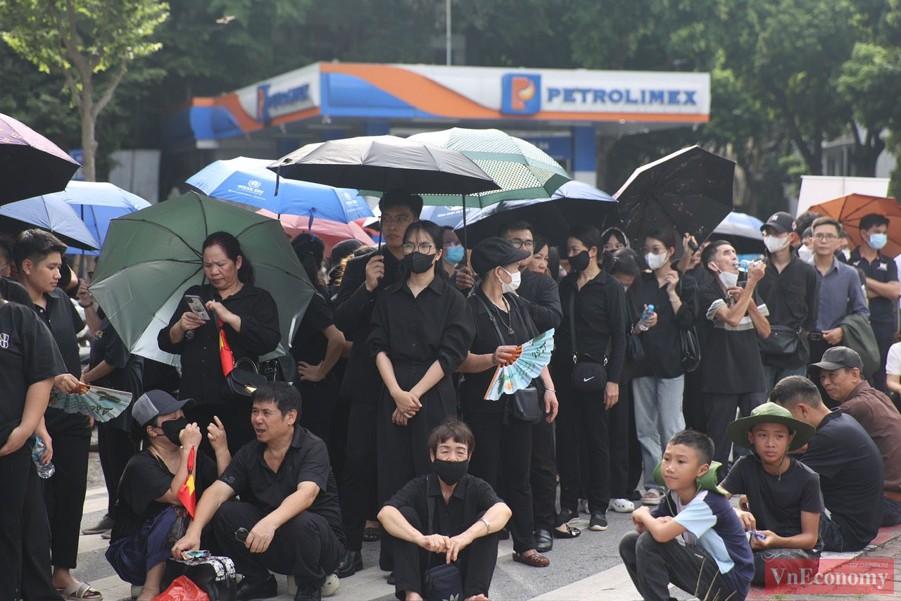 Thời gian c&agrave;ng về chiều c&agrave;ng đ&ocirc;ng người d&acirc;n&nbsp;xếp h&agrave;ng tại ng&atilde; tư phố Nguyễn C&ocirc;ng Trứ - L&ograve; Đ&uacute;c chờ v&agrave;o viếng&nbsp;Tổng B&iacute; thư Nguyễn Ph&uacute; Trọng.&nbsp;