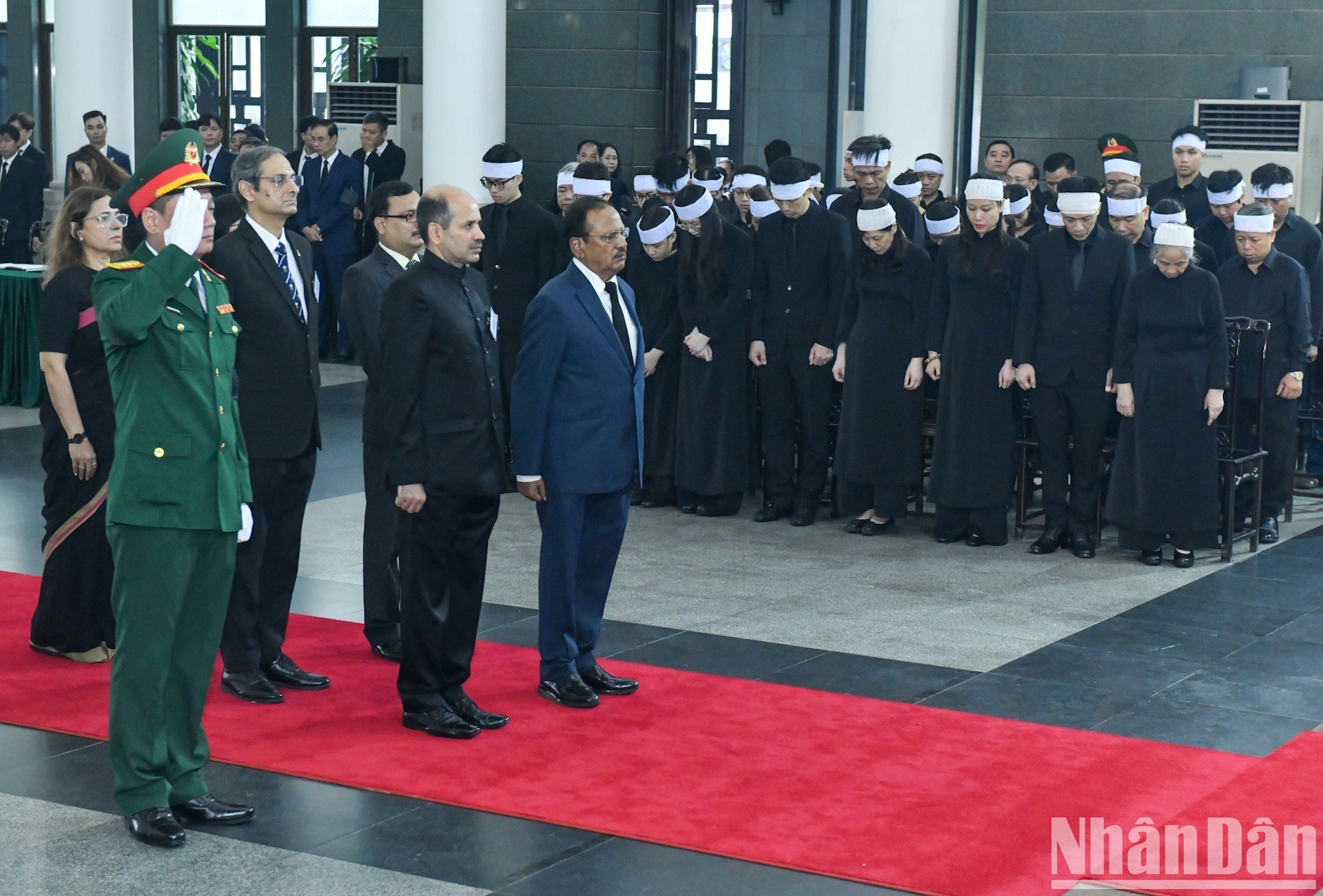 Đoàn Cộng hòa Ấn Độ do Cố vấn An ninh quốc gia của Thủ tướng Ajit Doval làm trưởng đoàn, viếng Tổng Bí thư Nguyễn Phú Trọng. Ảnh: TTXVN.