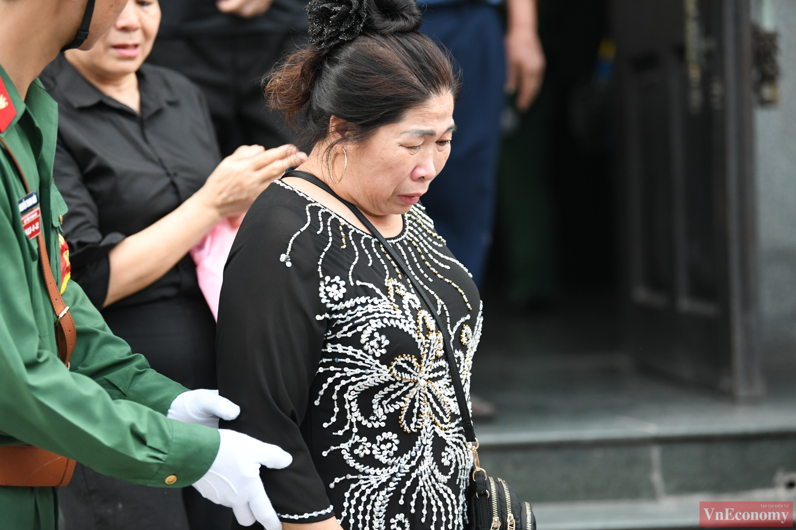 Kh&ocirc;ng giấu được sự b&ugrave;i ng&ugrave;i, một người d&acirc;n b&agrave;y tỏ: &ldquo;L&agrave; một người d&acirc;n, ch&uacute;ng t&ocirc;i v&ocirc; c&ugrave;ng thương tiếc một vị l&atilde;nh đạo cao qu&yacute; n&ecirc;n đ&atilde; l&ecirc;n kế hoạch đến tận nơi để được viếng v&agrave; cầu nguyện trước di ảnh của Tổng B&iacute; thư. D&ugrave; chưa từng được gặp b&aacute;c Trọng, nhưng qua c&aacute;c việc Tổng B&iacute; thư đ&atilde; l&agrave;m mang lại lợi &iacute;ch cho đất nước, cho nh&acirc;n d&acirc;n th&igrave; ch&uacute;ng t&ocirc;i biết &ocirc;ng l&agrave; một l&atilde;nh đạo hết l&ograve;ng v&igrave; nước, v&igrave; d&acirc;n