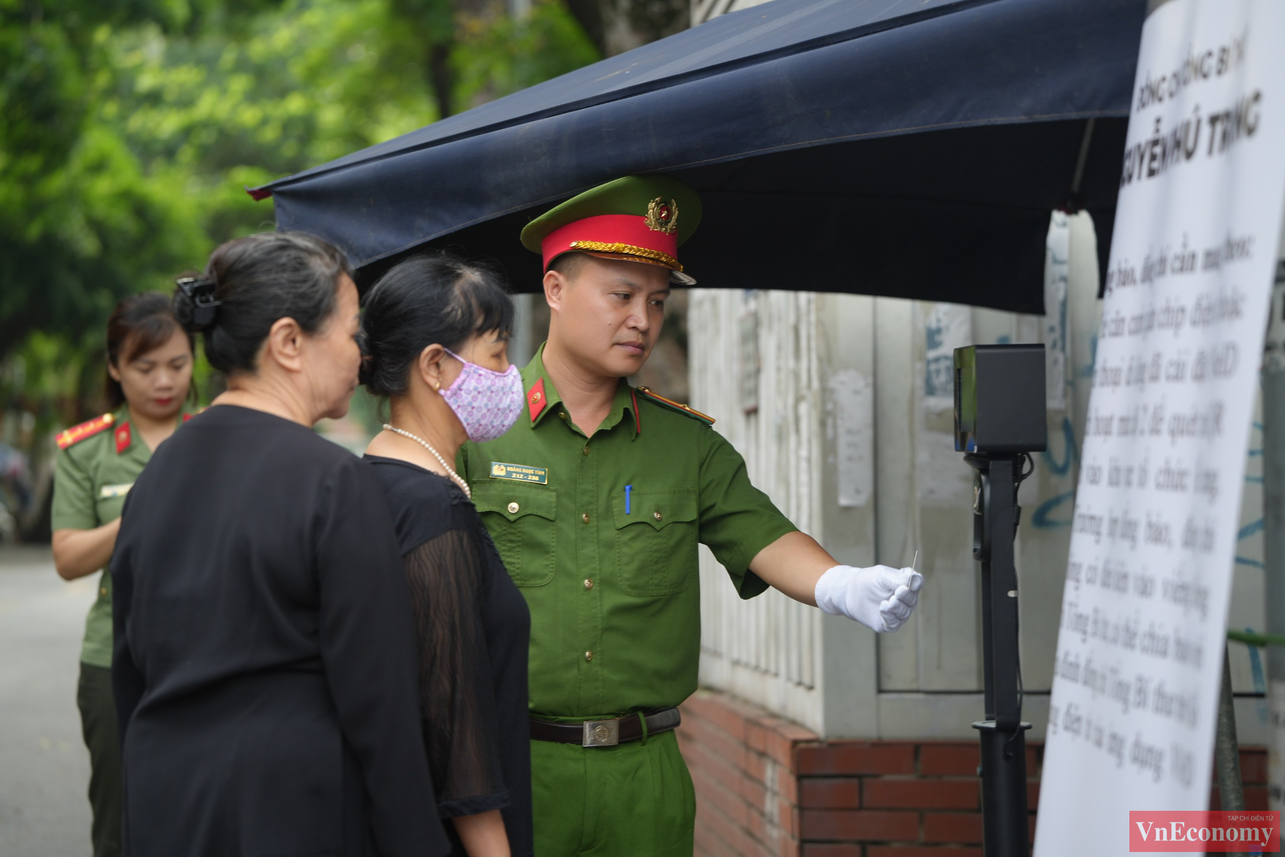 Người dân có nguyện vọng dự Lễ viếng Tổng bí thư cần mang theo căn cước công dân có gắn chip quét qua máy QR code hoặc đăng ký qua ứng dụng VNeID, không mang theo túi xách, vòng hoa... 
