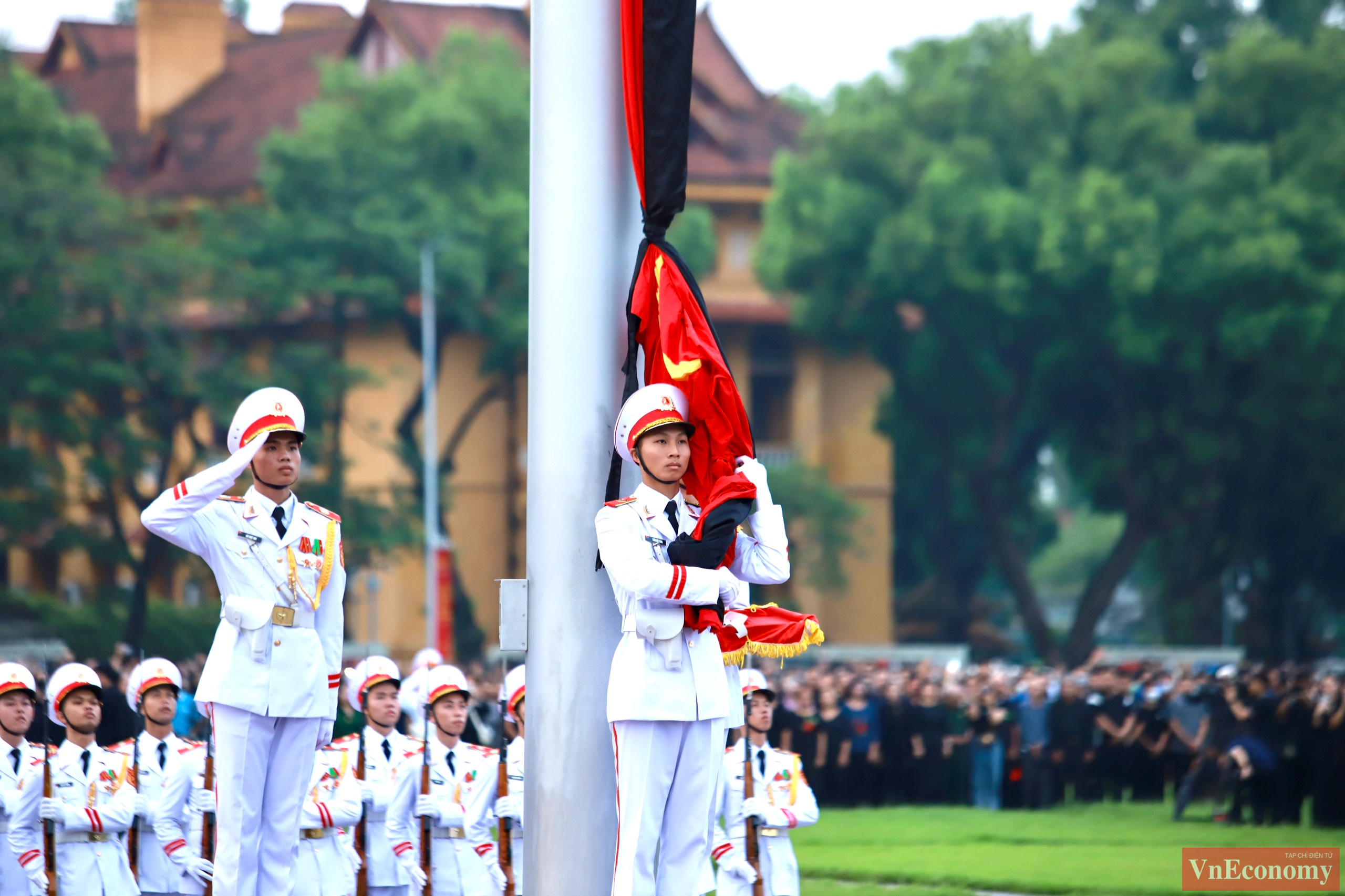 Lễ thượng cờ rủ không có động tác tung Quốc kỳ thường thấy. Cờ rủ chỉ được kéo lên đến 2/3 chiều cao của cột cờ, dải băng tang buộc làm 3 đoạn.