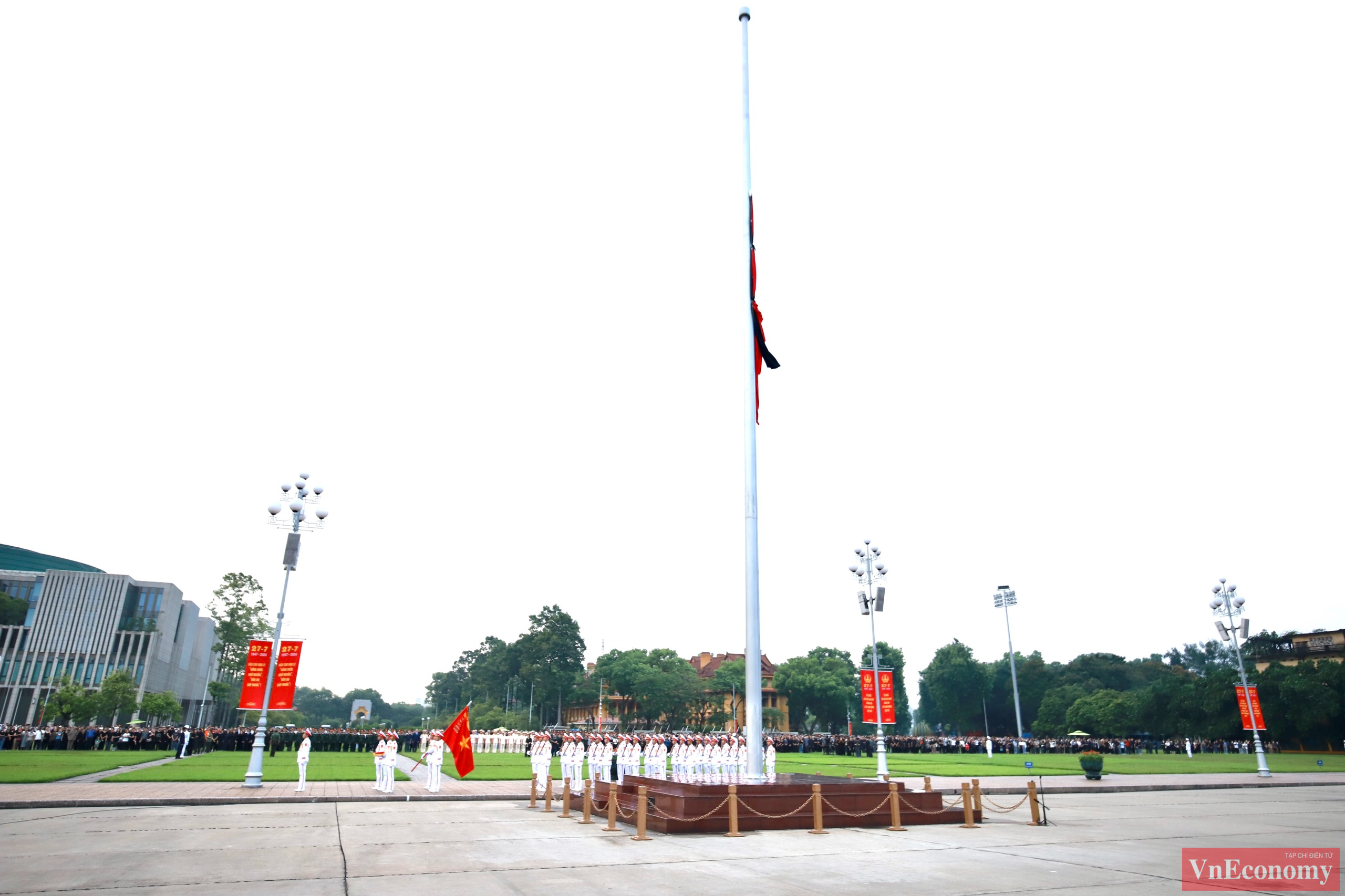 Phủ Chủ tịch, Cột cờ Hà Nội, Nhà hát Lớn Hà Nội, các cơ quan công sở, trong cả nước và các cơ quan đại diện của Việt Nam ở nước ngoài treo cờ rủ trong hai ngày Lễ Quốc tang (ngày 25 và 26/72024) .