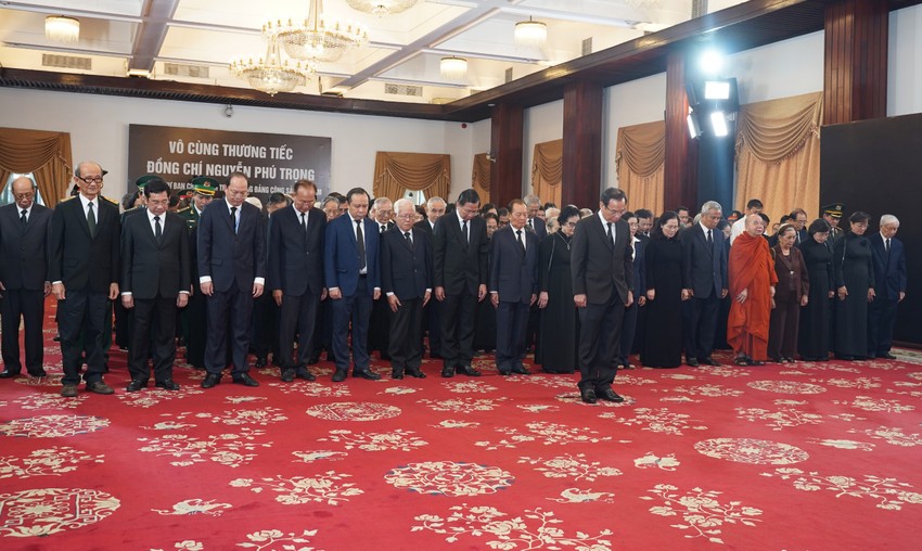 Lãnh đạo TP.HCM, nguyên lãnh đạo Nhà nước nghỉ hưu tại TP.HCM, nguyên lãnh đạo thành phố tại lễ viếng - Ảnh: PLO