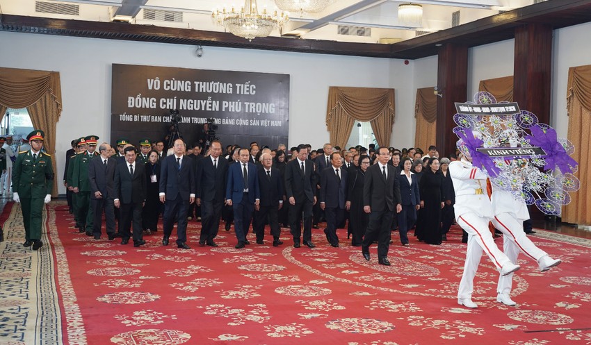 Ngay sau nghi thức lễ viếng các đoàn lãnh đạo của Trung ương, Uỷ viên Bộ Chính trị, Bí thư Thành uỷ TP.HCM Nguyễn Văn Nên dẫn đầu đoàn đại biểu Thành uỷ -HĐND - UBND - Uỷ ban Mặt trận Tổ quốc Việt Nam TP.HCM đã thực hiện nghi thức lễ viếng Tổng Bí thư Nguyễn Phú Trọng, tại Hội trường Thống Nhất, TP.HCM - Ảnh: PLO