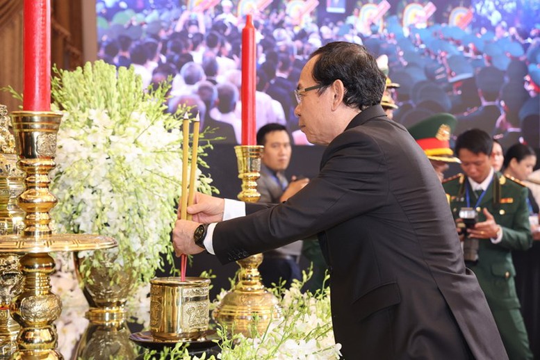 Bí thư Thành uỷ Nguyễn Văn Nên thắp nhang chuẩn bị nghi thức viếng Tổng bí thư Nguyễn Phú Trọng - Ảnh: VGP