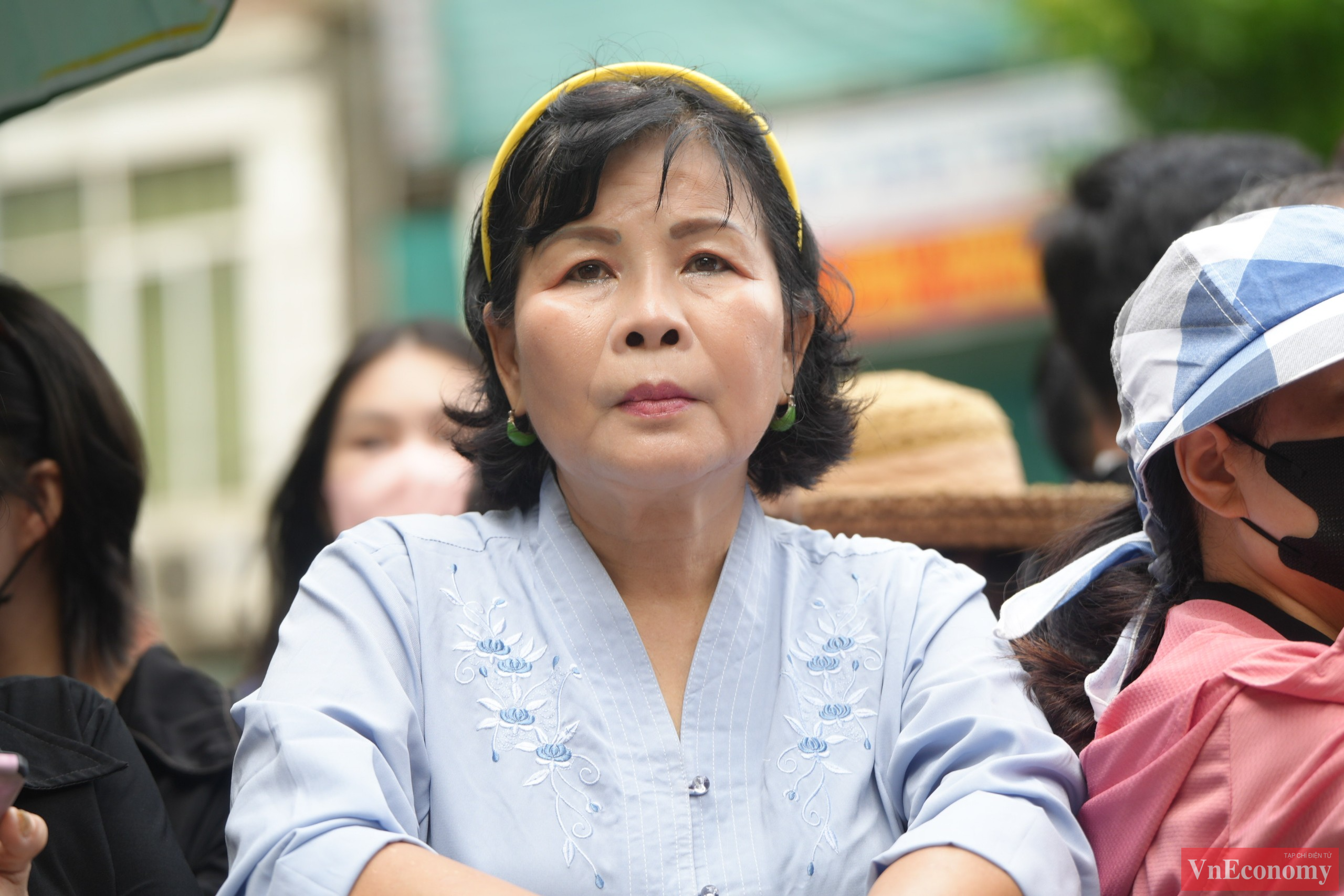 Dù có thể chưa được vào khu vực Nhà tang lễ Quốc gia, nhiều người dân vẫn mong muốn được đứng bên hè phố, dành một phút mặc niệm để tiễn biệt Tổng Bí thư Nguyễn Phú Trọng.