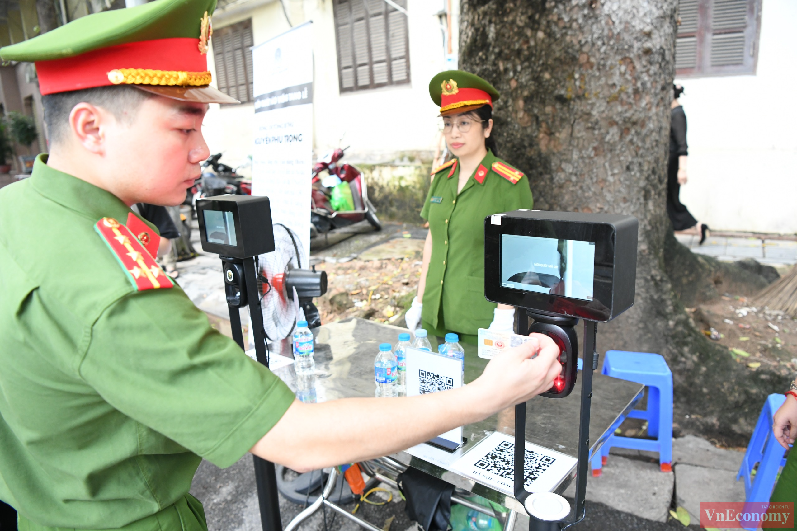 Tại Nhà tang lễ Quốc gia, người dân làm các thủ tục tại các điểm trực chốt để vào viếng. Sẽ có 8 chốt kiểm tra an ninh quanh khu vực, mỗi chốt có gần 20 cán bộ chiến sĩ kết hợp với lực lượng thanh niên thủ đô tham gia đảm bảo an ninh và hỗ trợ người dân tham gia lễ viếng.