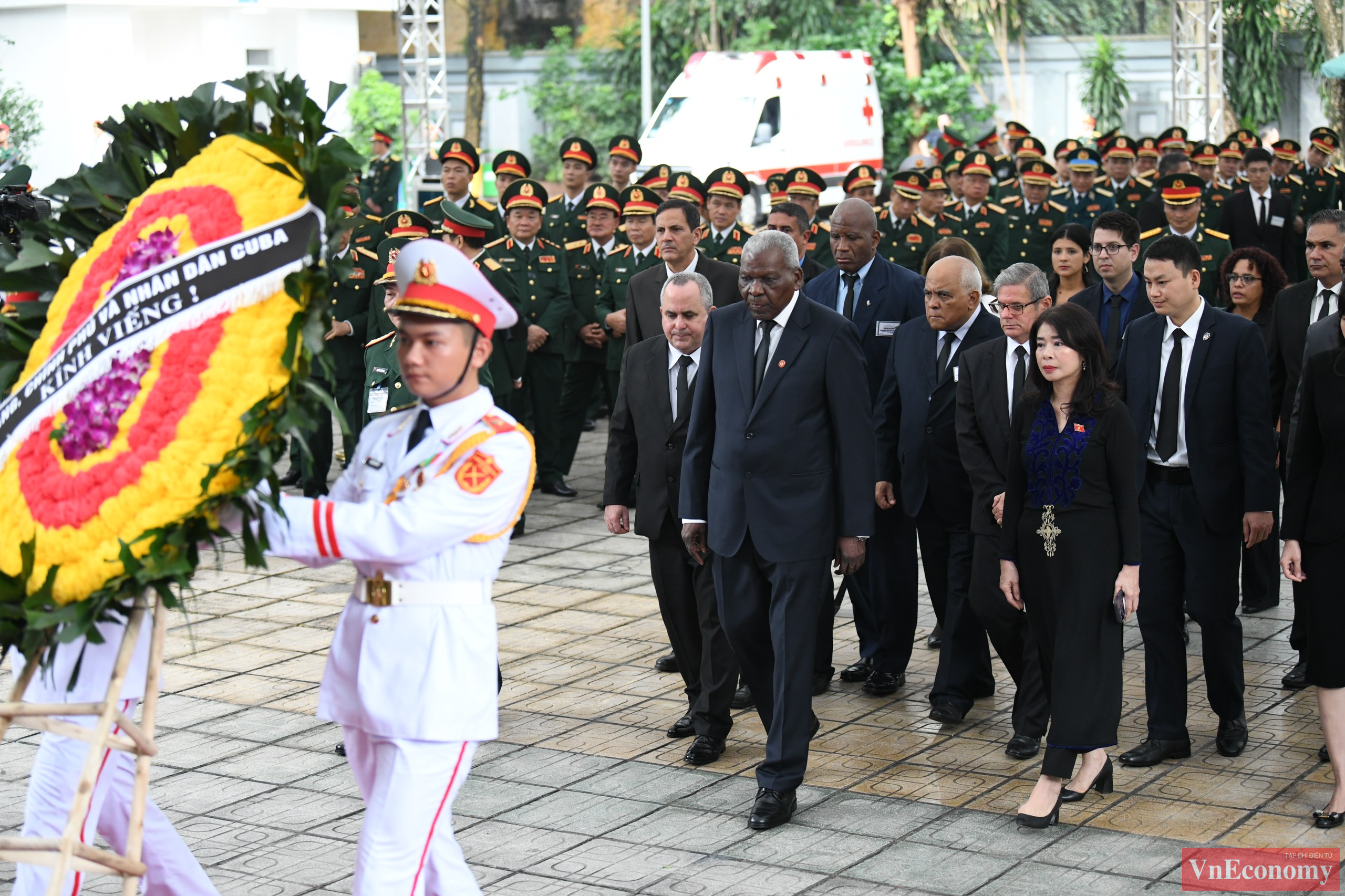 Đoàn Cộng hòa Cuba do Chủ tịch Quốc hội Cuba Esteban Lazo Hernández dẫn đầu vào viếng với vòng hoa “Đảng, Chính phủ và nhân dân Cuba kính viếng”.